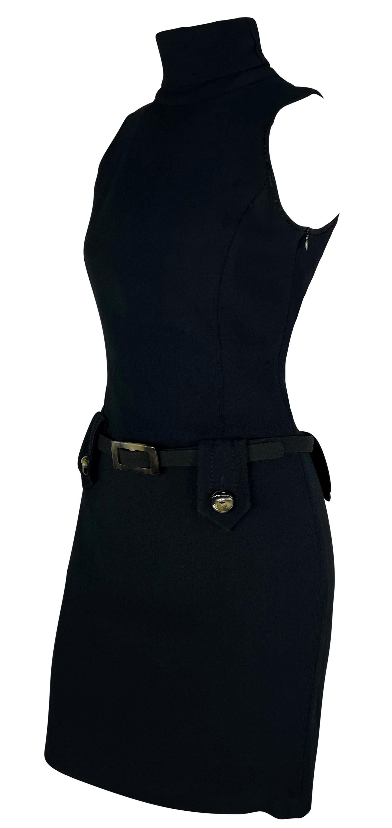 Datant des années 1990, cette mini robe noire sans manches de style Bond girl de Paco Rabanne est dotée d'une encolure dégagée. La robe est complétée par des passants de ceinture et une ceinture intégrée. Chaque passant de ceinture est sécurisé par