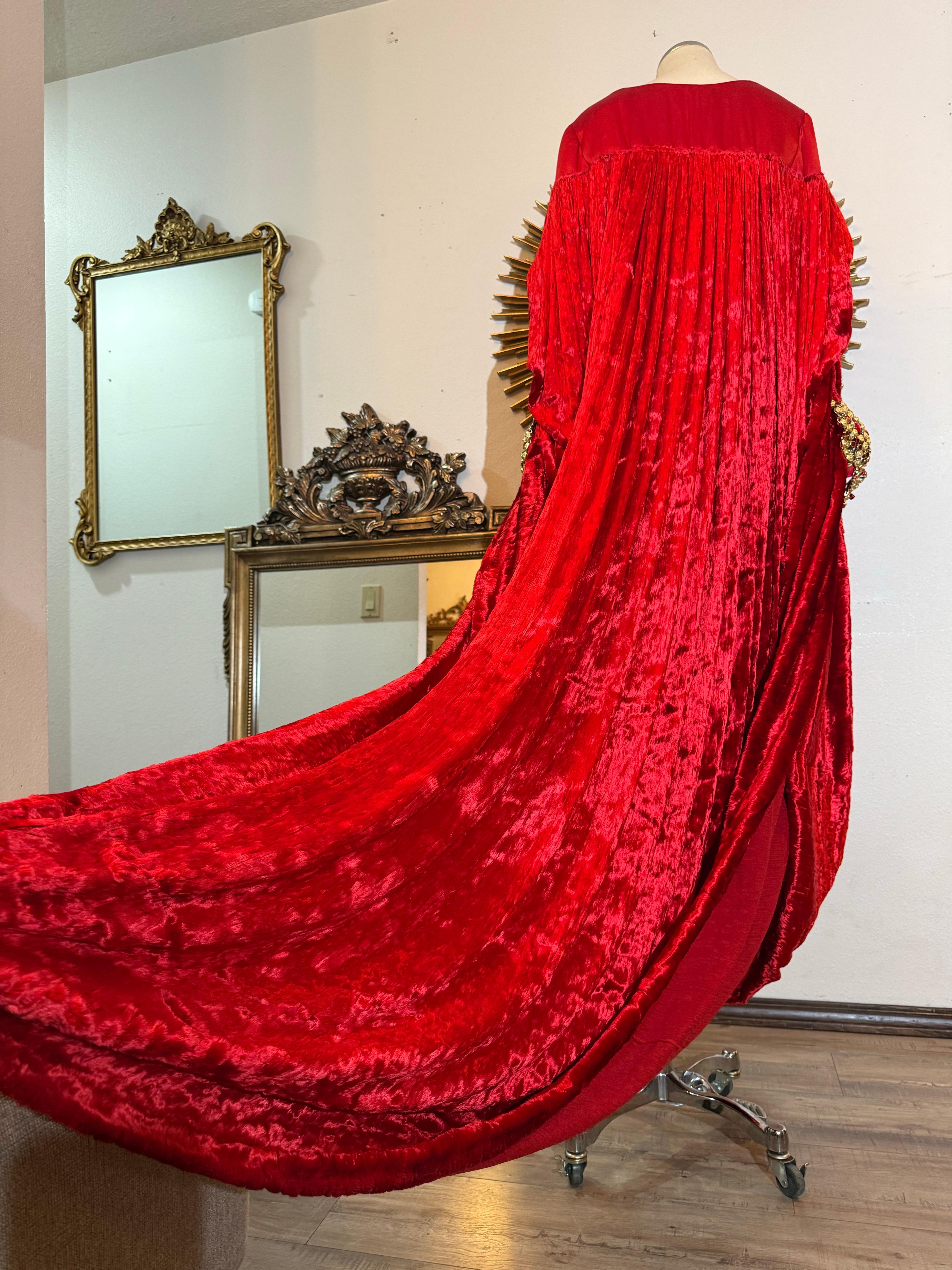 1990er Paco Rabanne Haute Couture Kardinalroter Kaftan aus zerknittertem Samt mit Juwelenmanschette im Angebot 5