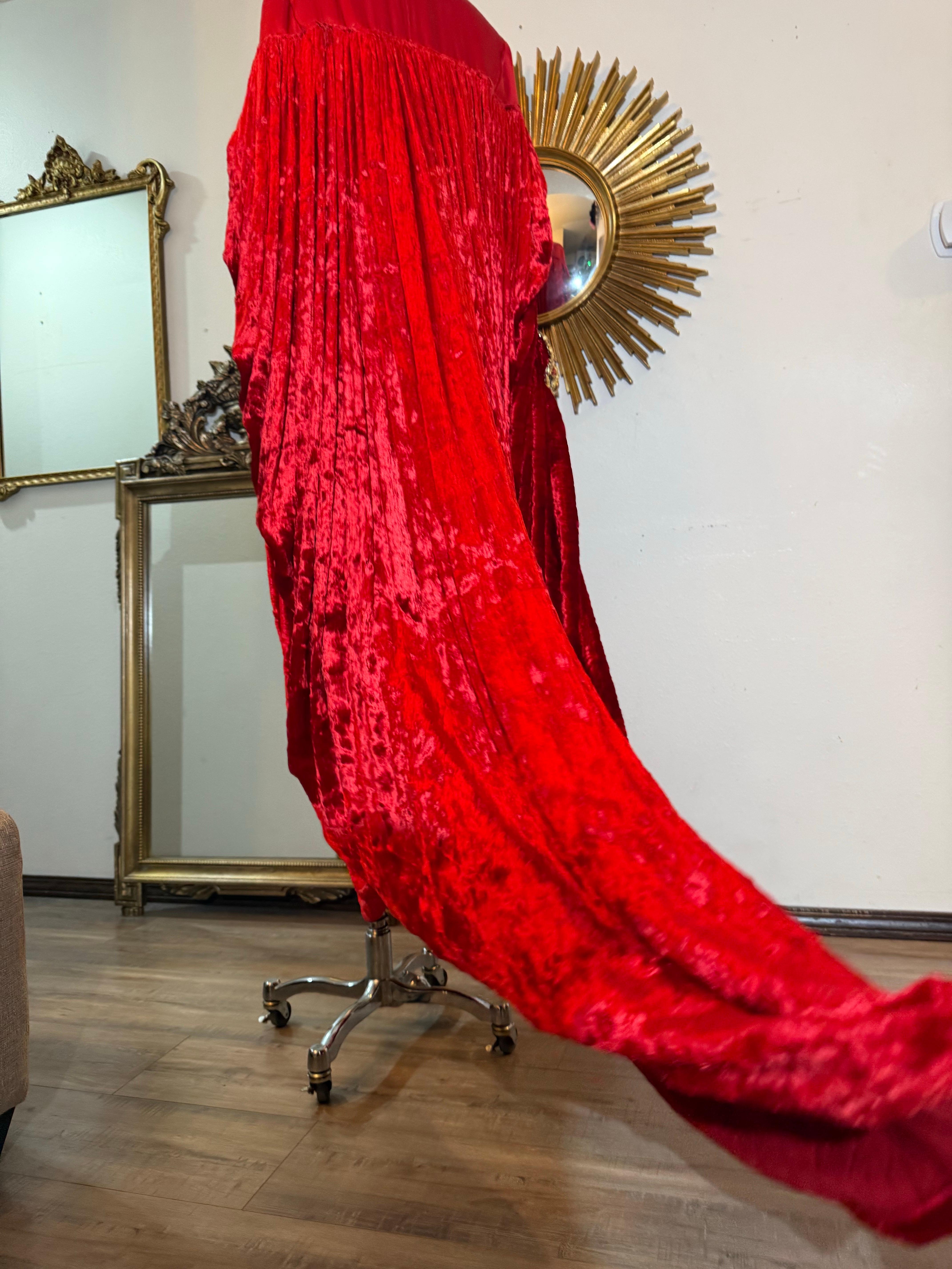 1990er Paco Rabanne Haute Couture Kardinalroter Kaftan aus zerknittertem Samt mit Juwelenmanschette im Angebot 6