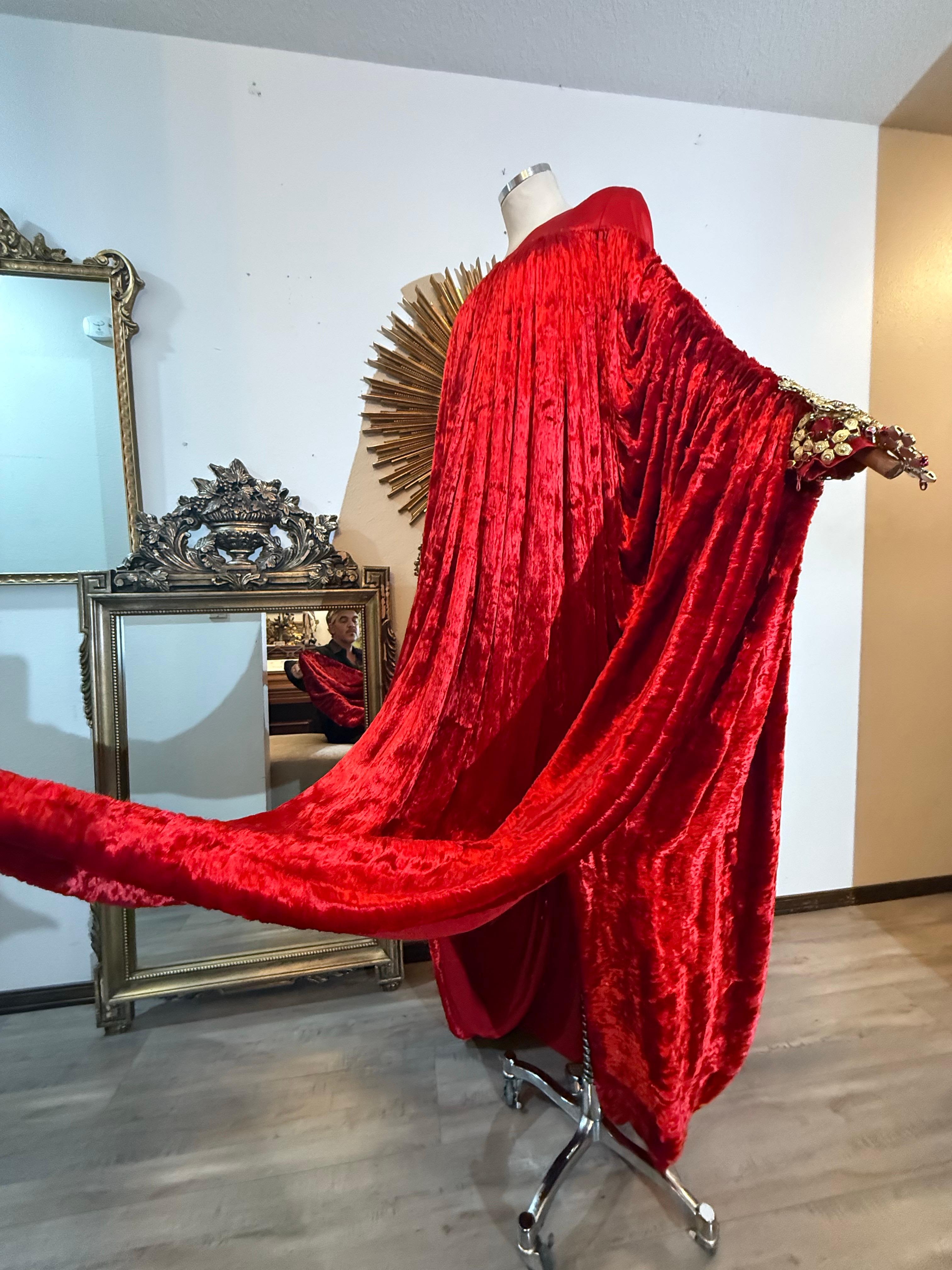 1990er Paco Rabanne Haute Couture Kardinalroter Kaftan aus zerknittertem Samt mit Juwelenmanschette im Angebot 7