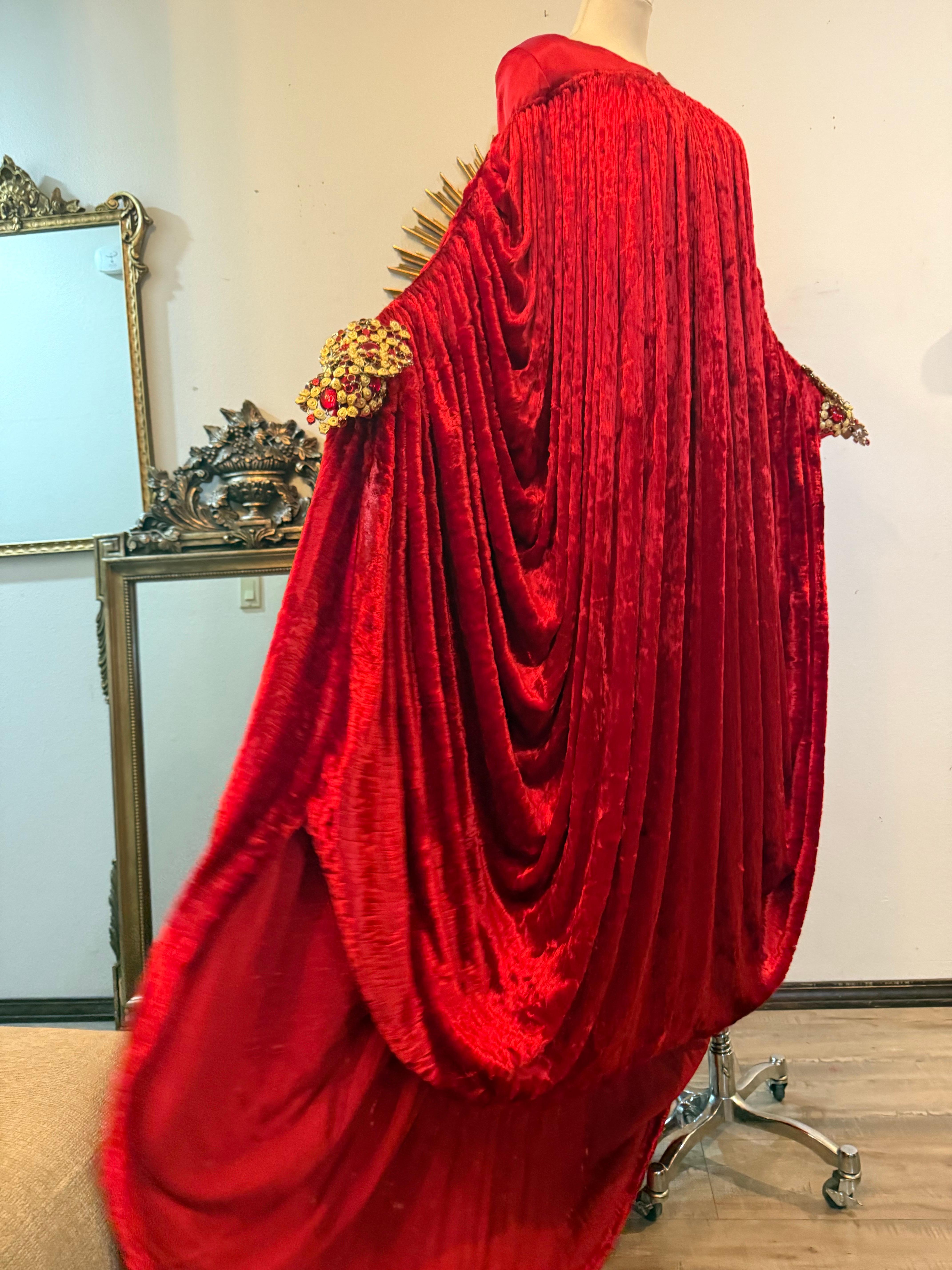 1990er Paco Rabanne Haute Couture Kardinalroter Kaftan aus zerknittertem Samt mit Juwelenmanschette im Angebot 8