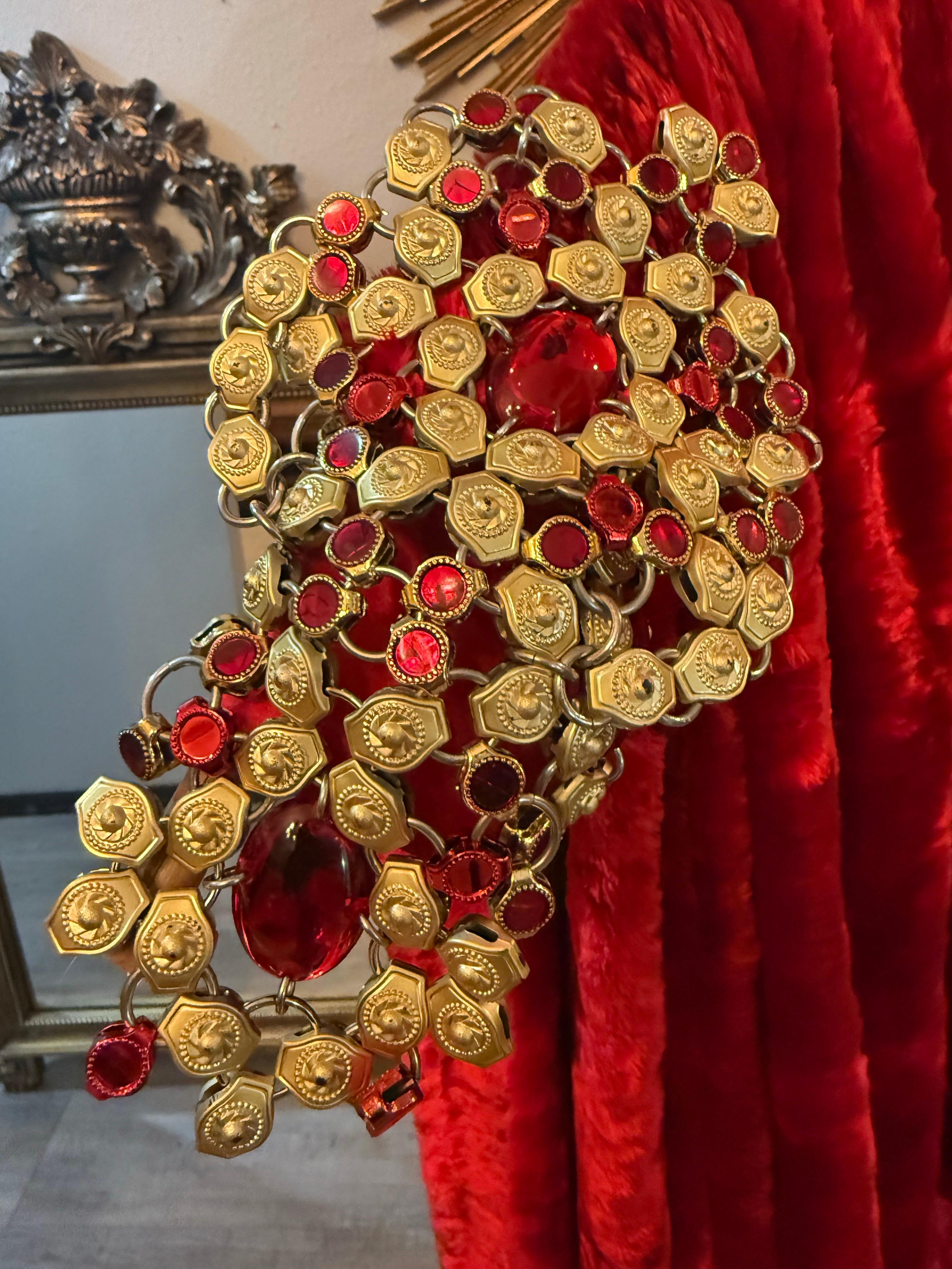 1990er Paco Rabanne Haute Couture Kardinalroter Kaftan aus zerknittertem Samt mit Juwelenmanschette im Angebot 11