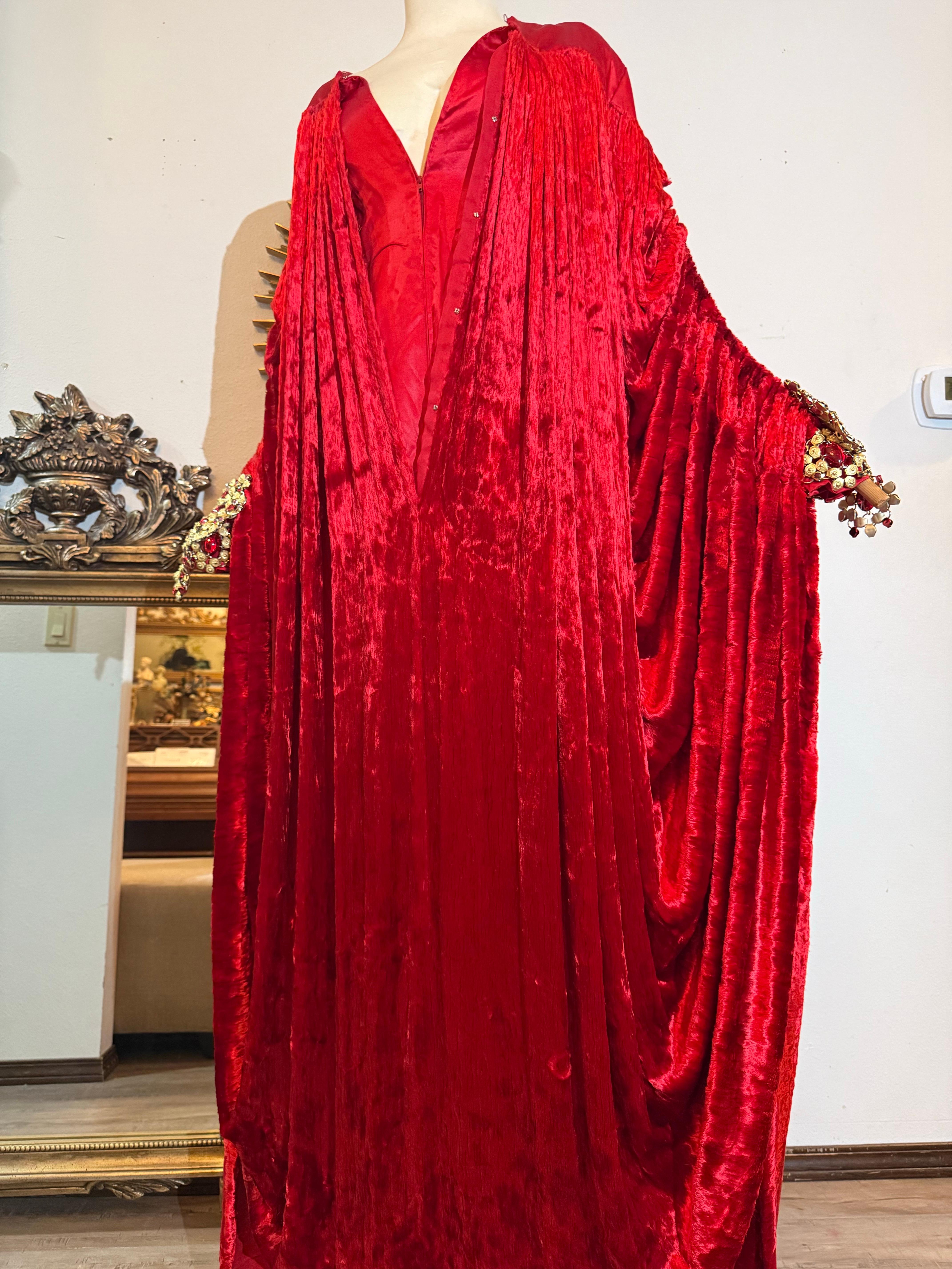 1990er Paco Rabanne Haute Couture Kardinalroter Kaftan aus zerknittertem Samt mit Juwelenmanschette im Angebot 12