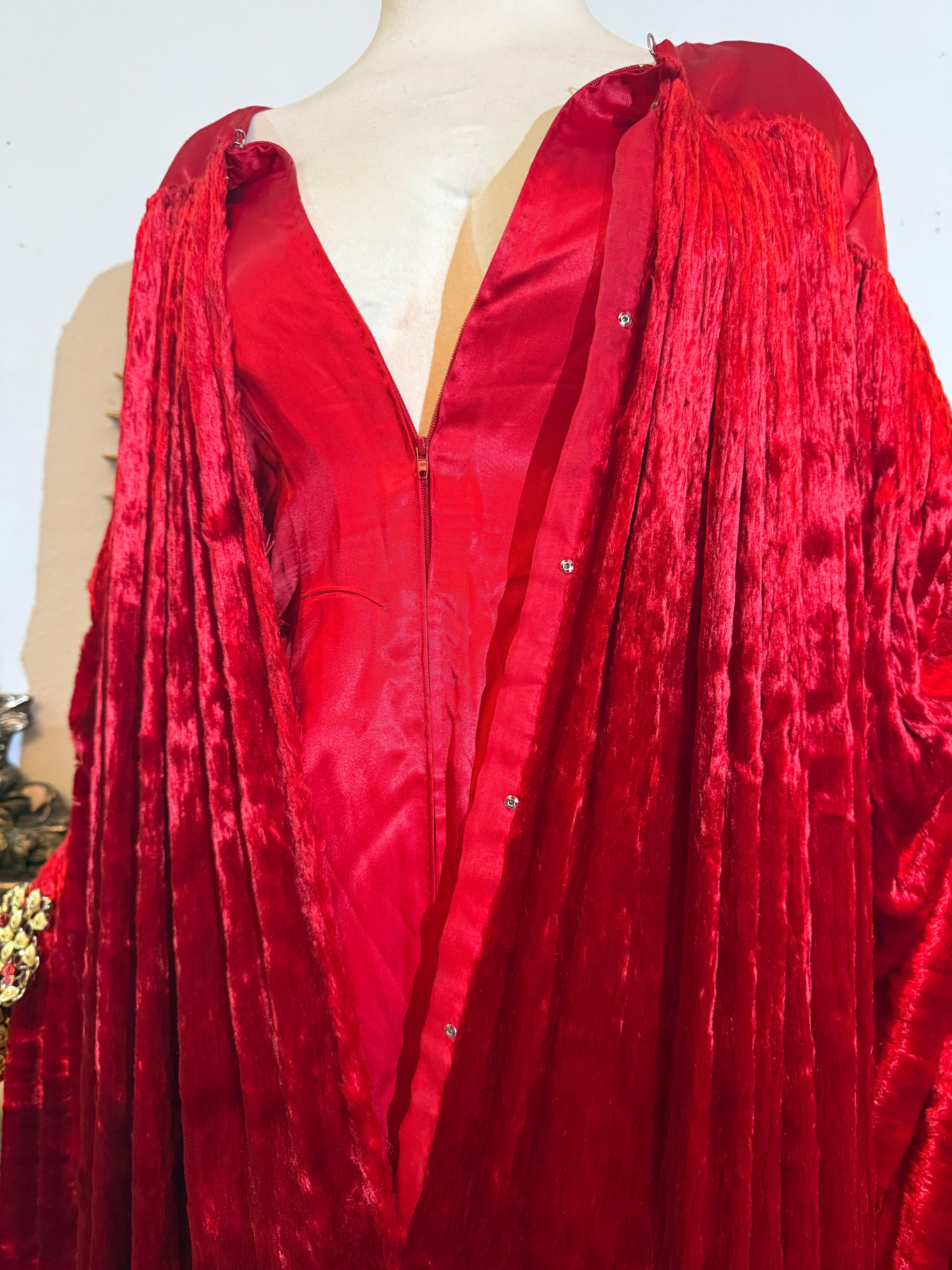 1990er Paco Rabanne Haute Couture Kardinalroter Kaftan aus zerknittertem Samt mit Juwelenmanschette im Angebot 13