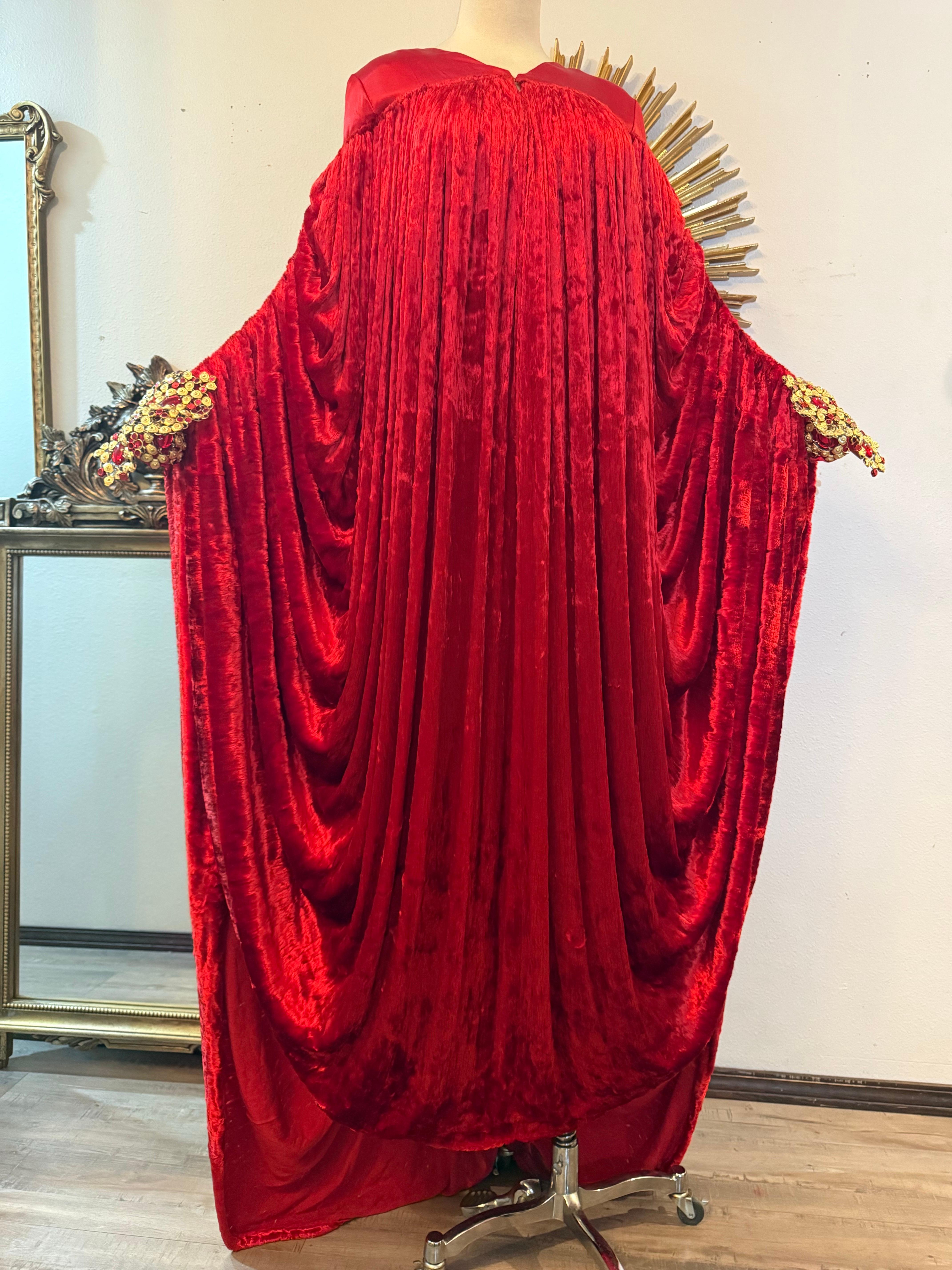 1990er Paco Rabanne Haute Couture Kardinal Rot Crushed Velvet Kaftan w Jeweled Chainlink Manschetten: Eine seltene und ungewöhnliche Haute Couture Design aus dem visionären Designer selbst! Es gibt mehr als das Auge zu diesem genialen Design-ein