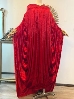 1990 Paco Rabanne Haute Couture Caftan en velours écrasé rouge cardinal, avec manchette Jewell