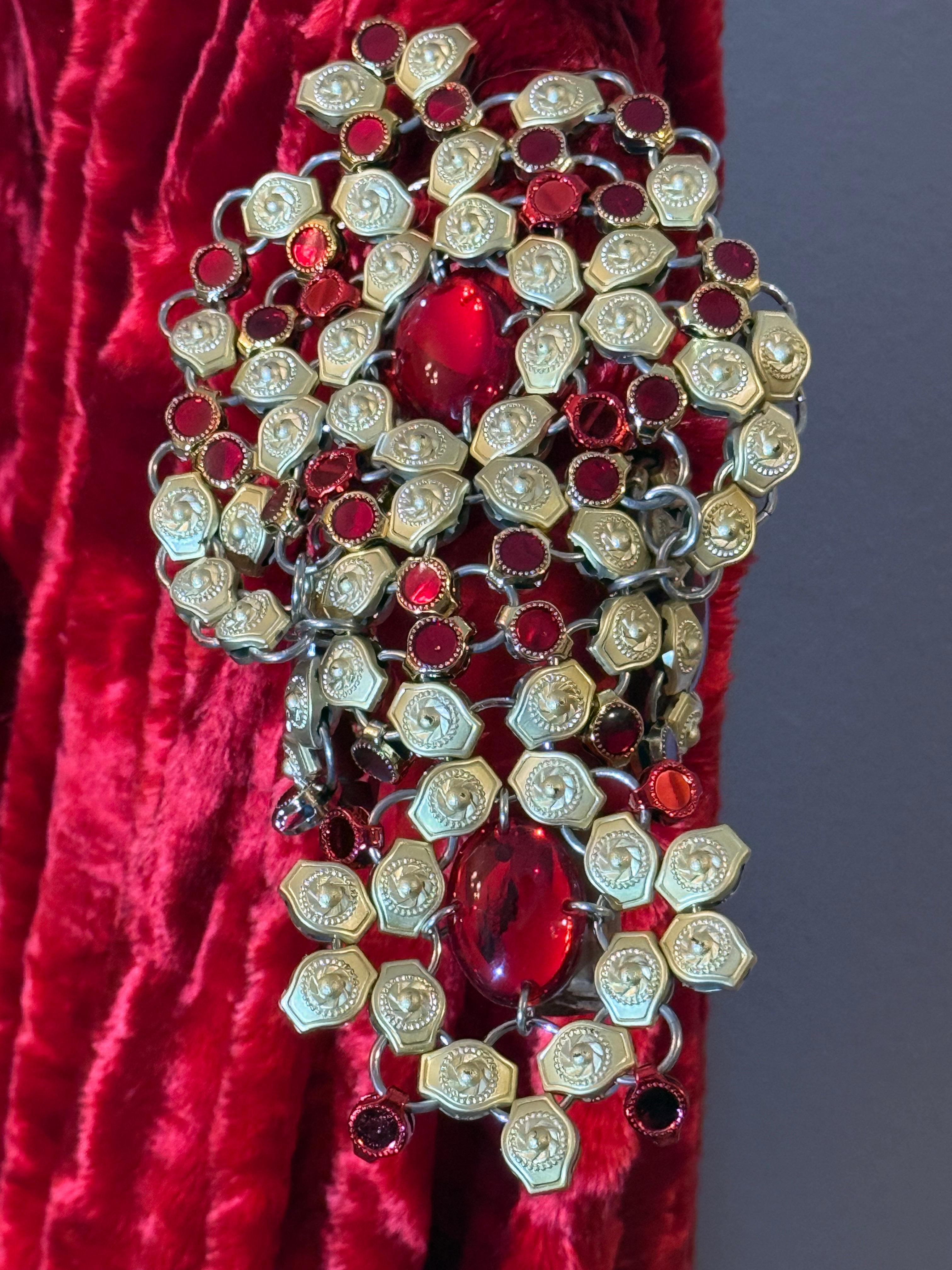 1990er Paco Rabanne Haute Couture Kardinalroter Kaftan aus zerknittertem Samt mit Juwelenmanschette im Angebot 15