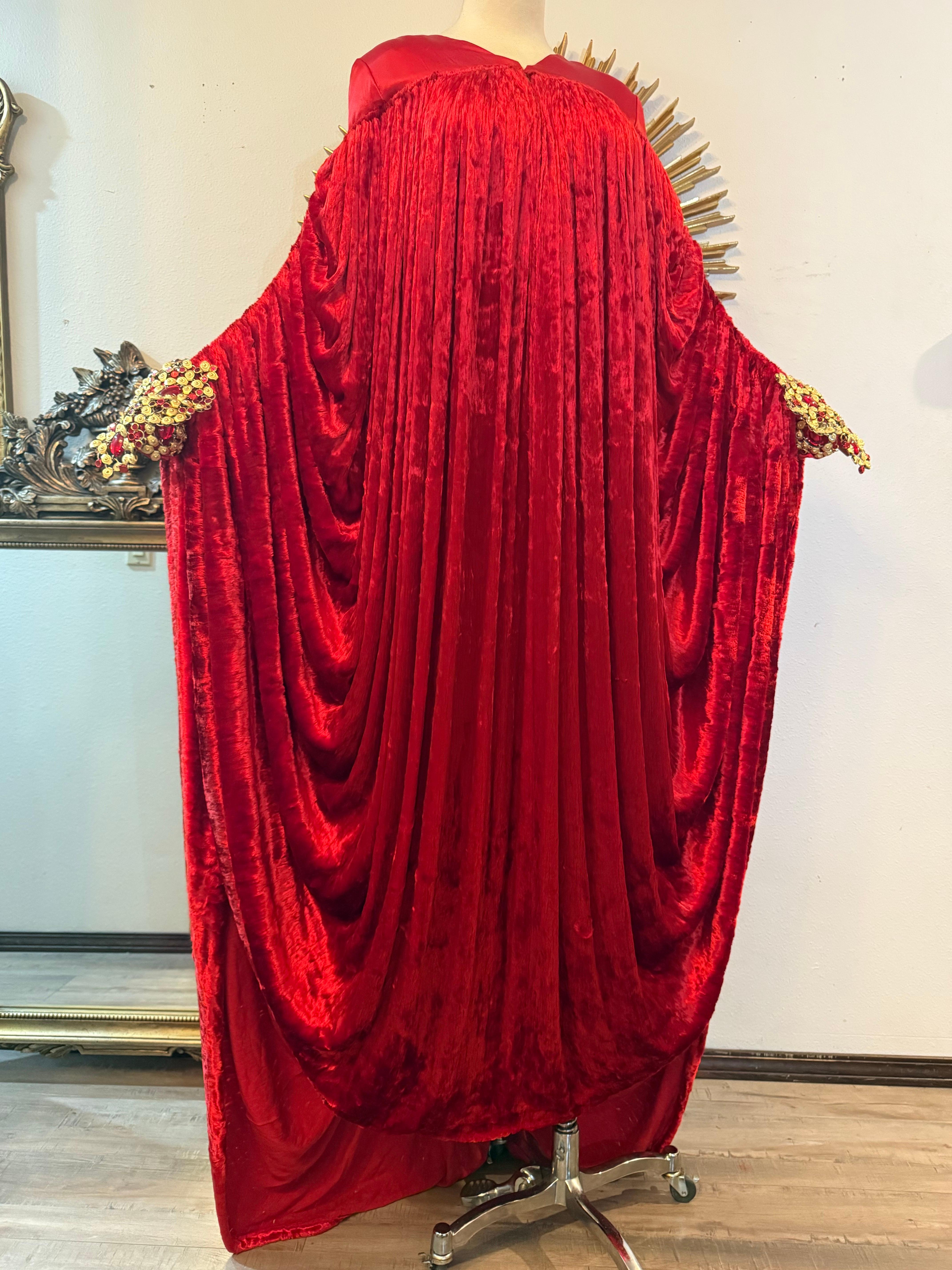 1990er Paco Rabanne Haute Couture Kardinalroter Kaftan aus zerknittertem Samt mit Juwelenmanschette (Rot) im Angebot