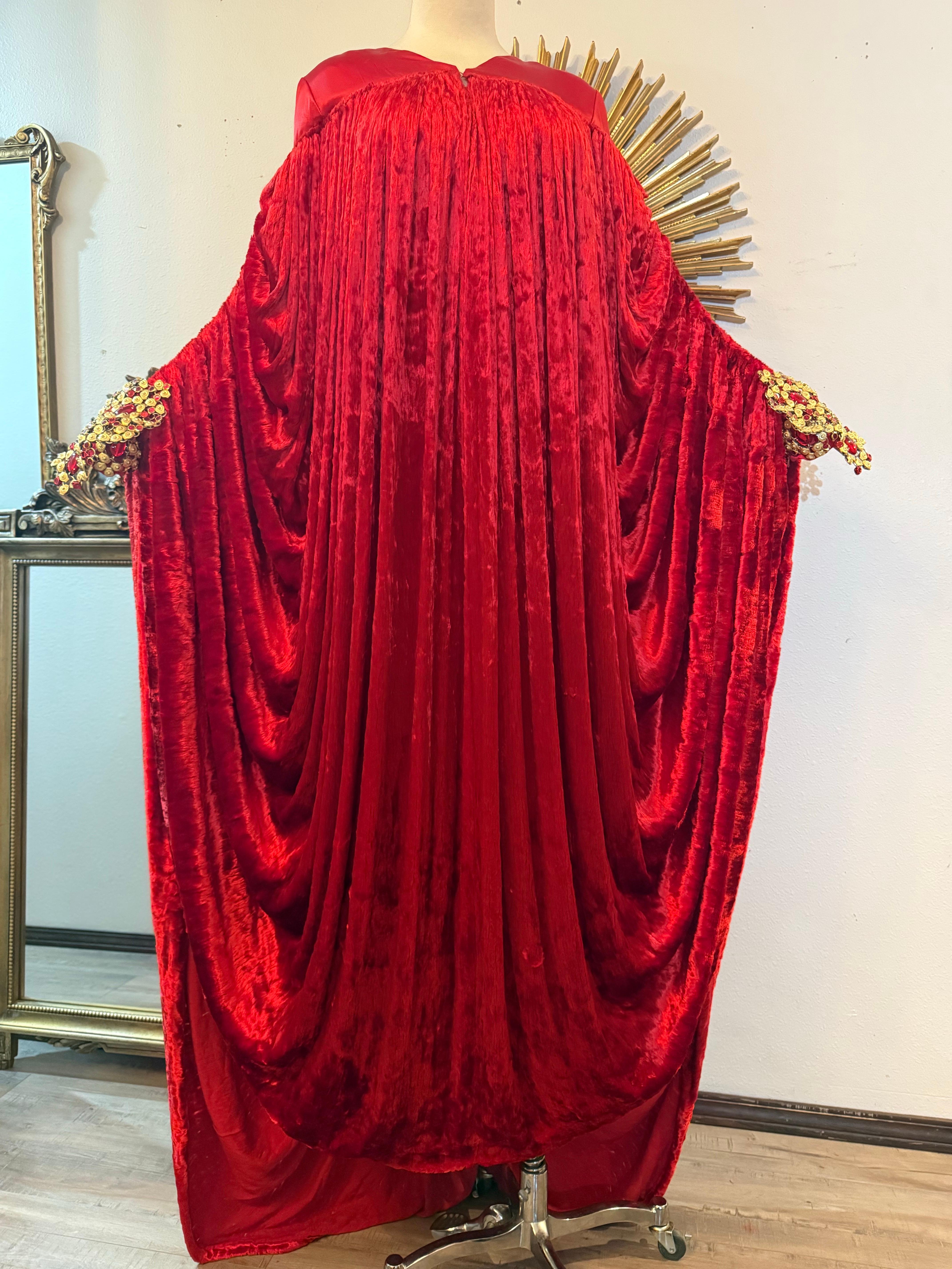 1990er Paco Rabanne Haute Couture Kardinalroter Kaftan aus zerknittertem Samt mit Juwelenmanschette im Zustand „Hervorragend“ im Angebot in Gresham, OR