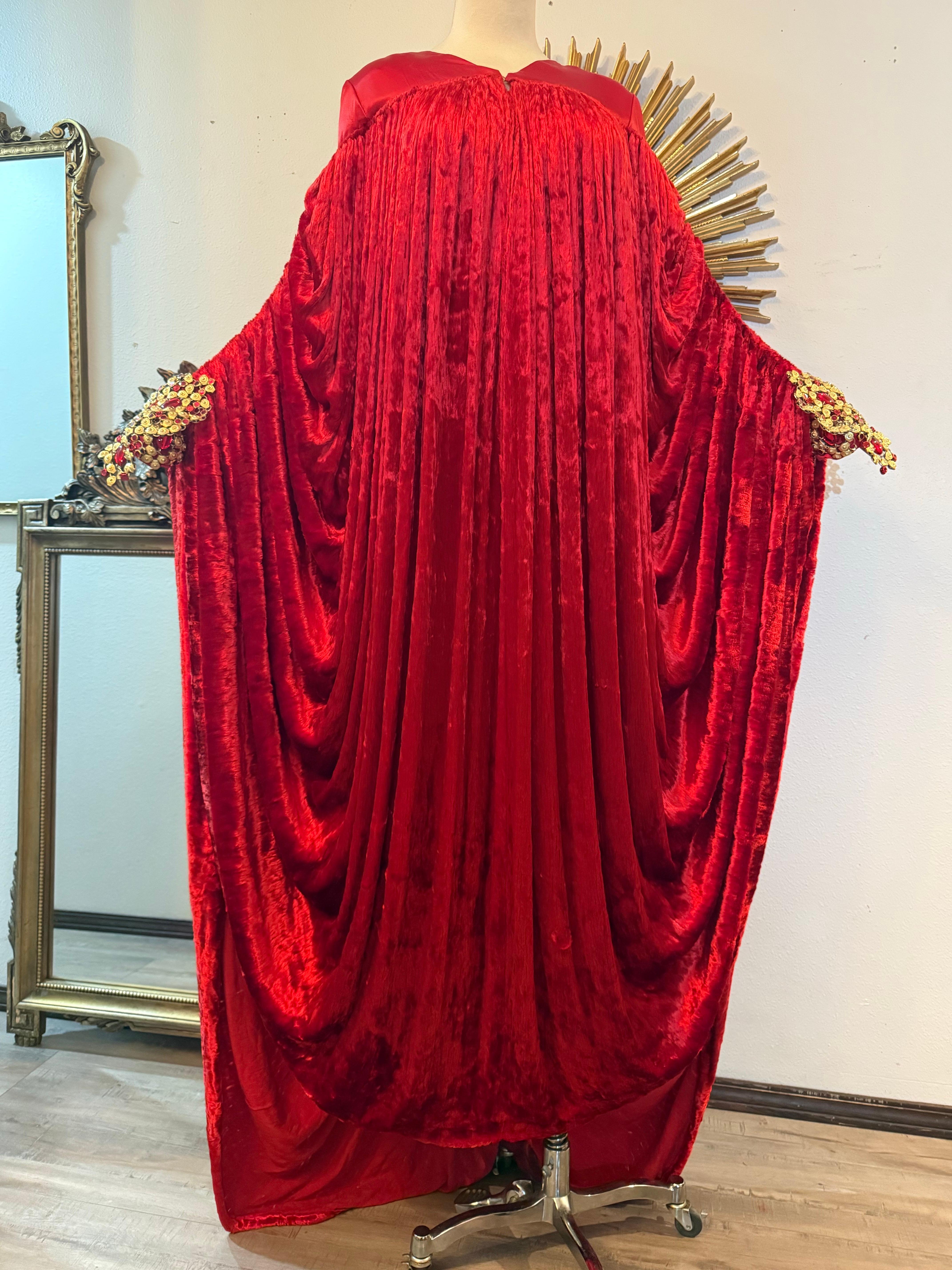 1990er Paco Rabanne Haute Couture Kardinalroter Kaftan aus zerknittertem Samt mit Juwelenmanschette Damen im Angebot