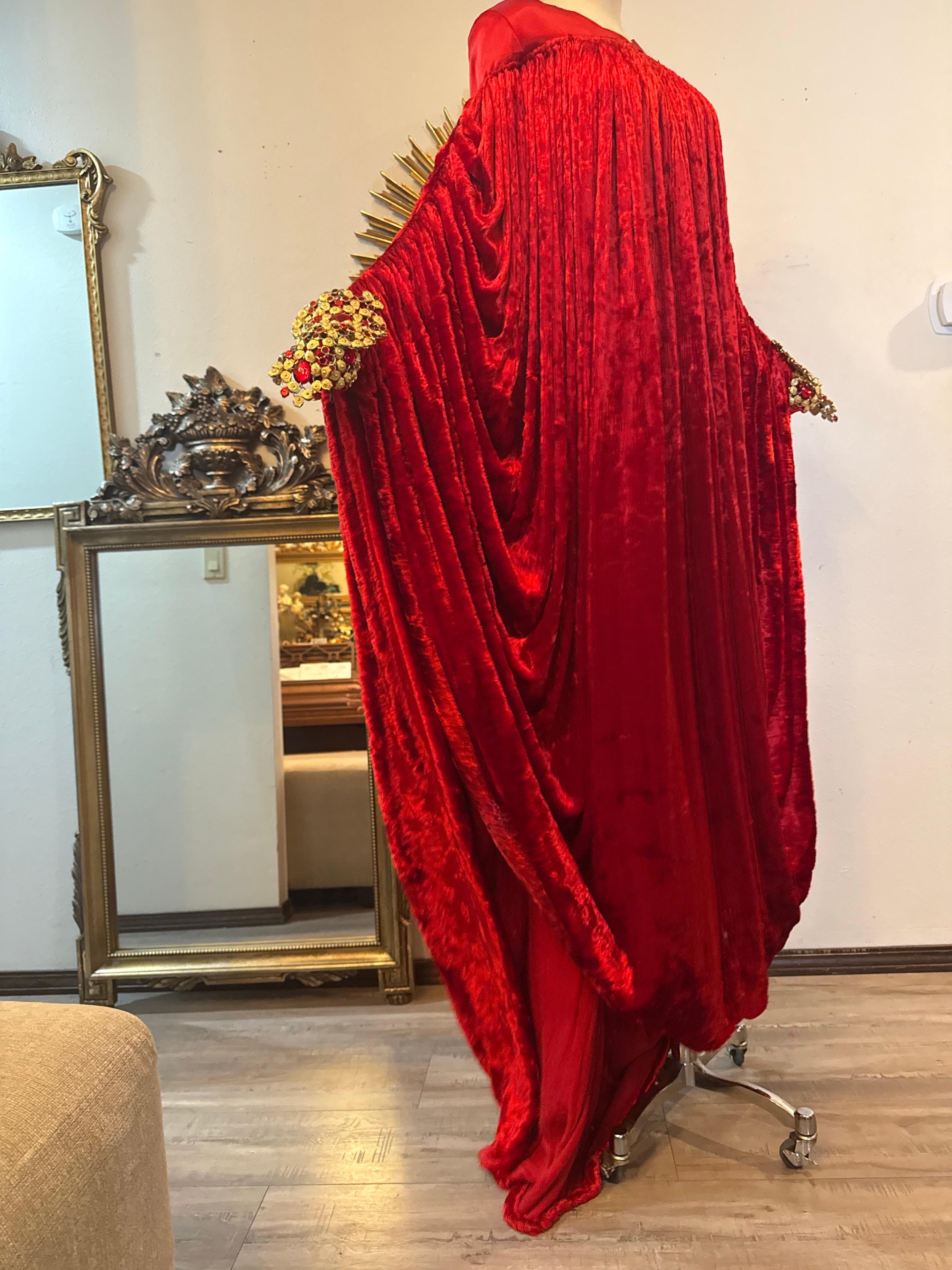 1990er Paco Rabanne Haute Couture Kardinalroter Kaftan aus zerknittertem Samt mit Juwelenmanschette im Angebot 1