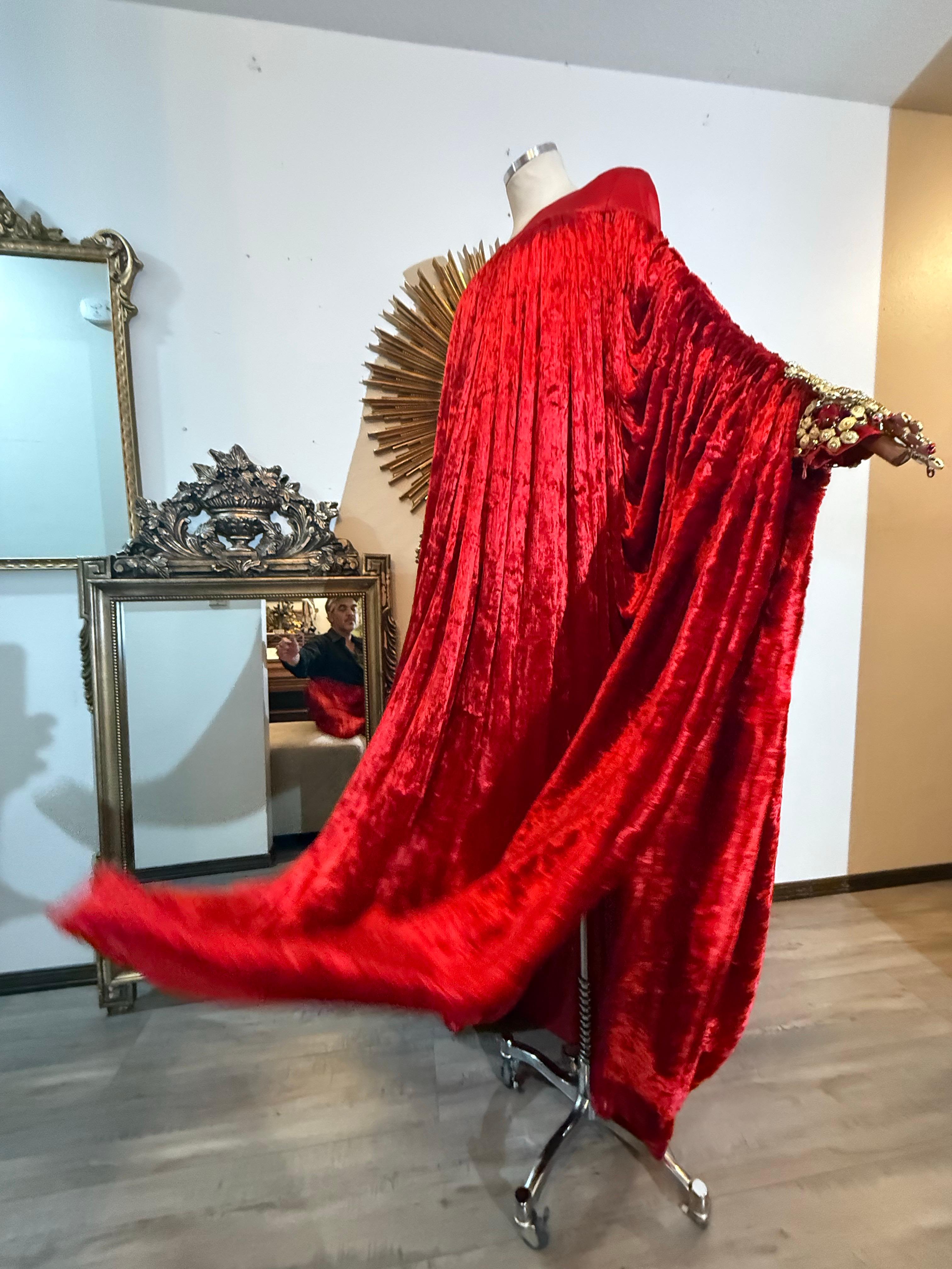 1990er Paco Rabanne Haute Couture Kardinalroter Kaftan aus zerknittertem Samt mit Juwelenmanschette im Angebot 2