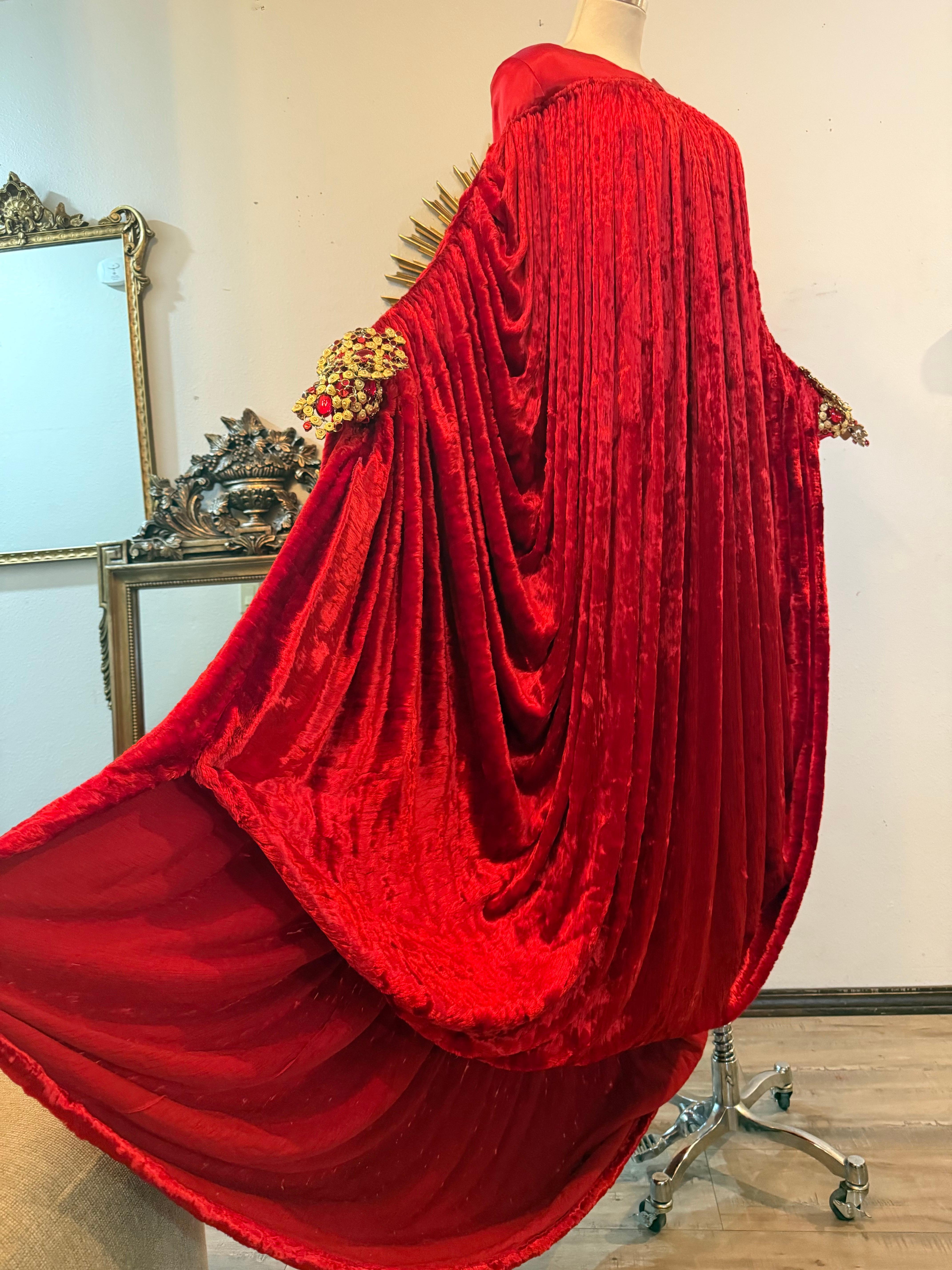 1990er Paco Rabanne Haute Couture Kardinalroter Kaftan aus zerknittertem Samt mit Juwelenmanschette im Angebot 3