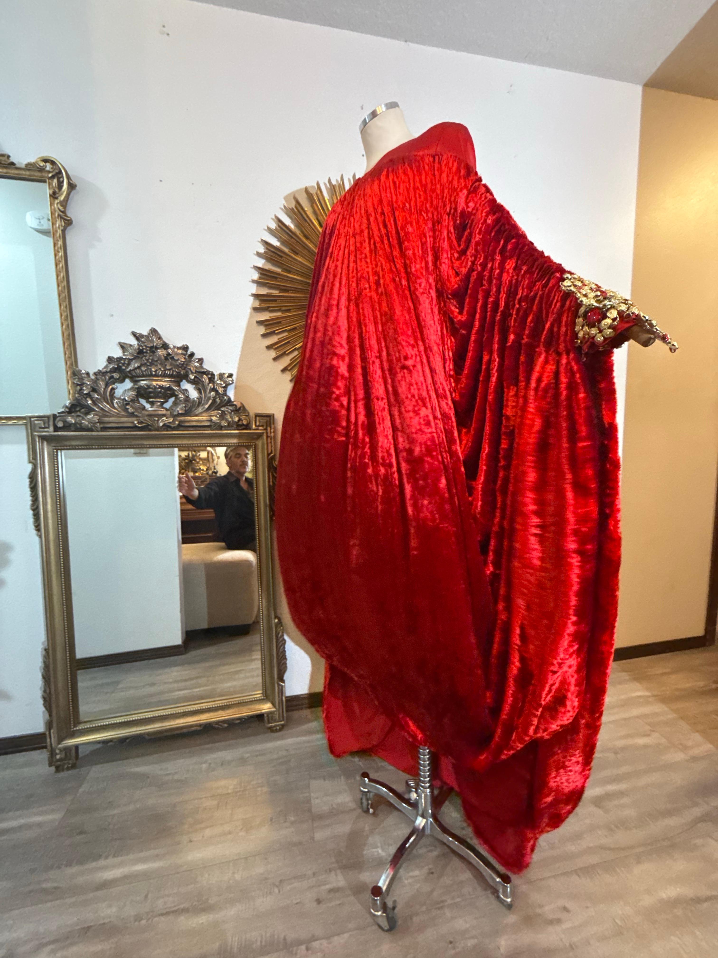 1990er Paco Rabanne Haute Couture Kardinalroter Kaftan aus zerknittertem Samt mit Juwelenmanschette im Angebot 4