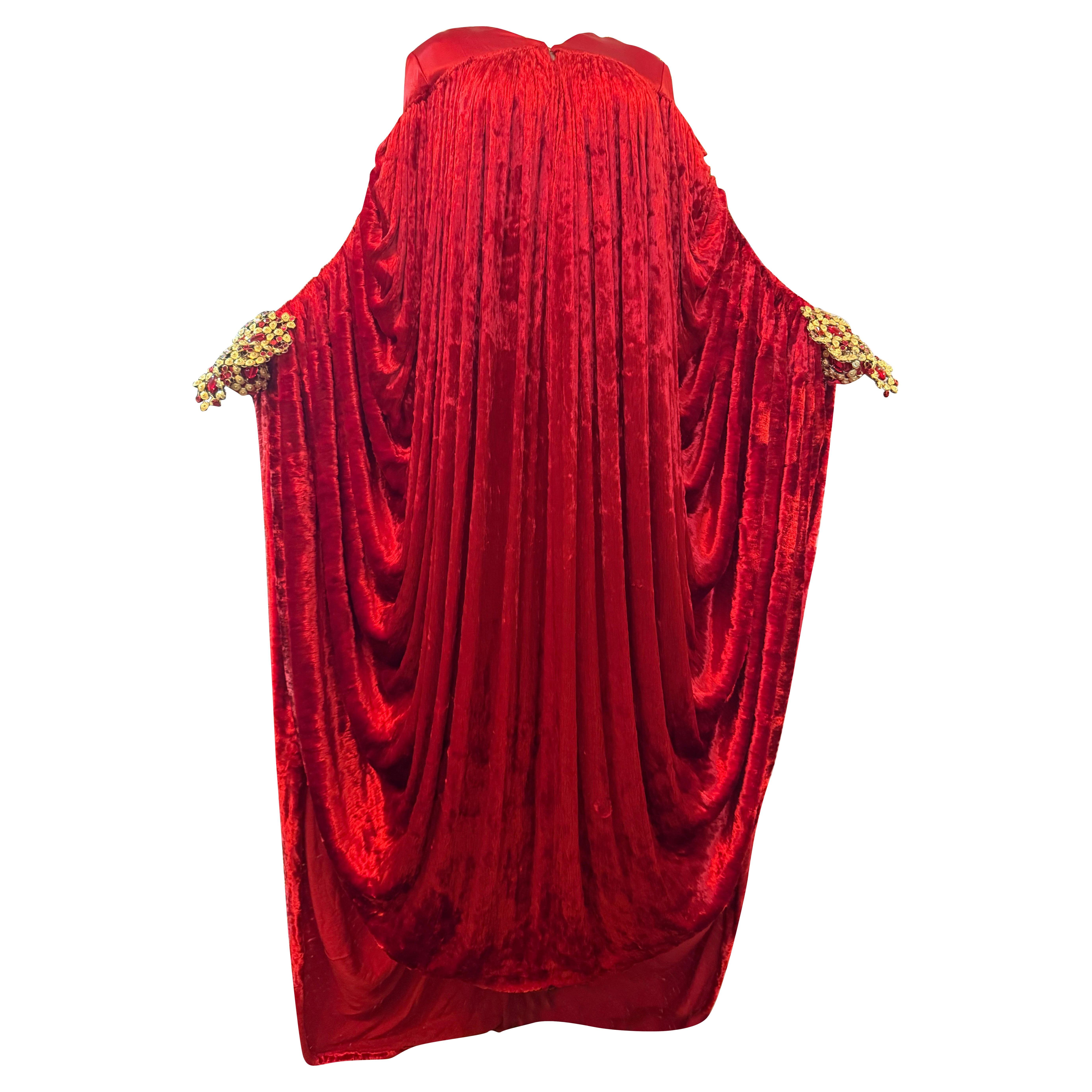 1990 Paco Rabanne Haute Couture Caftan en velours écrasé rouge cardinal, avec manchette Jewell