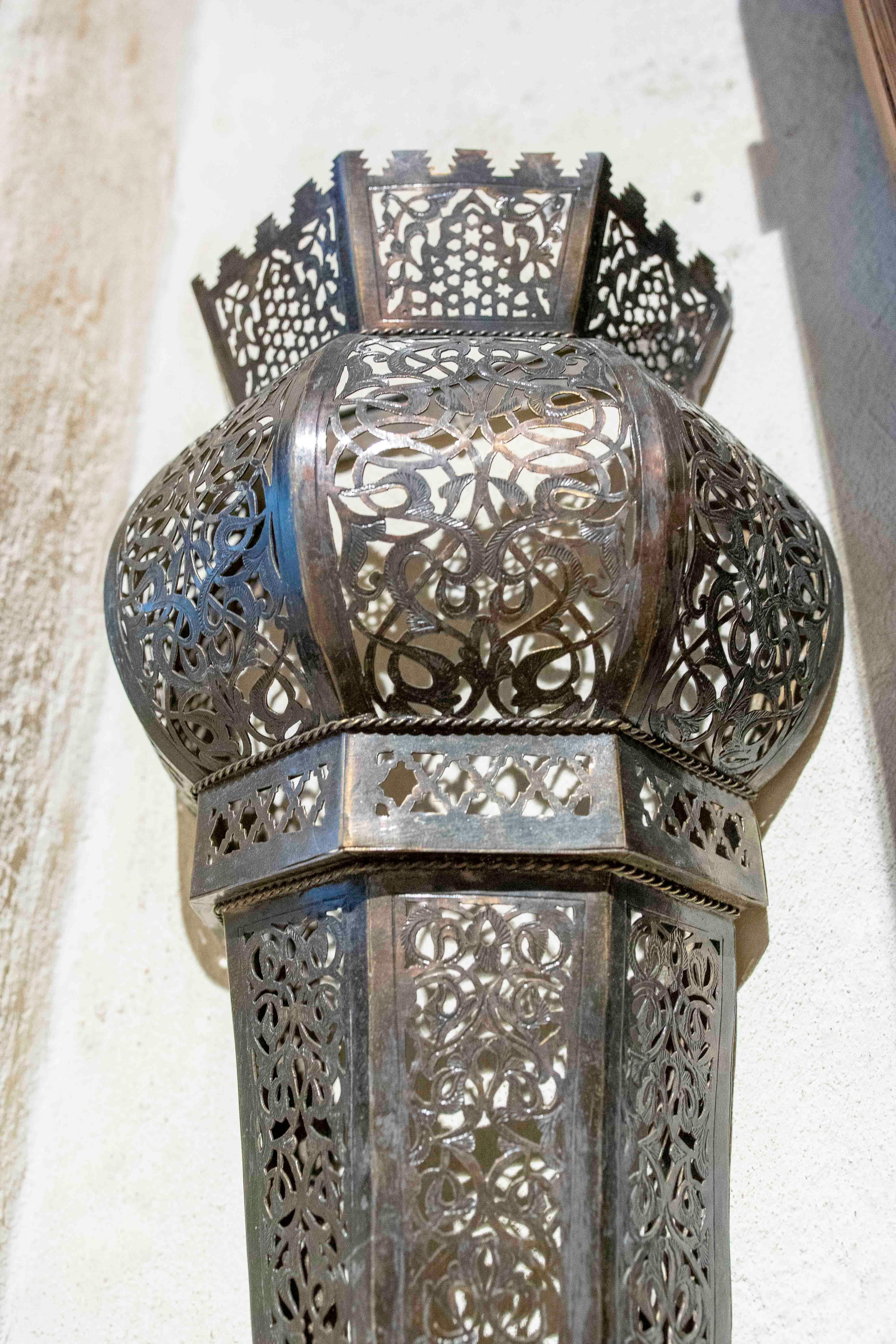 1990s Pair of Arabian Style Wall Sconces in Openwork Metal For Sale 6