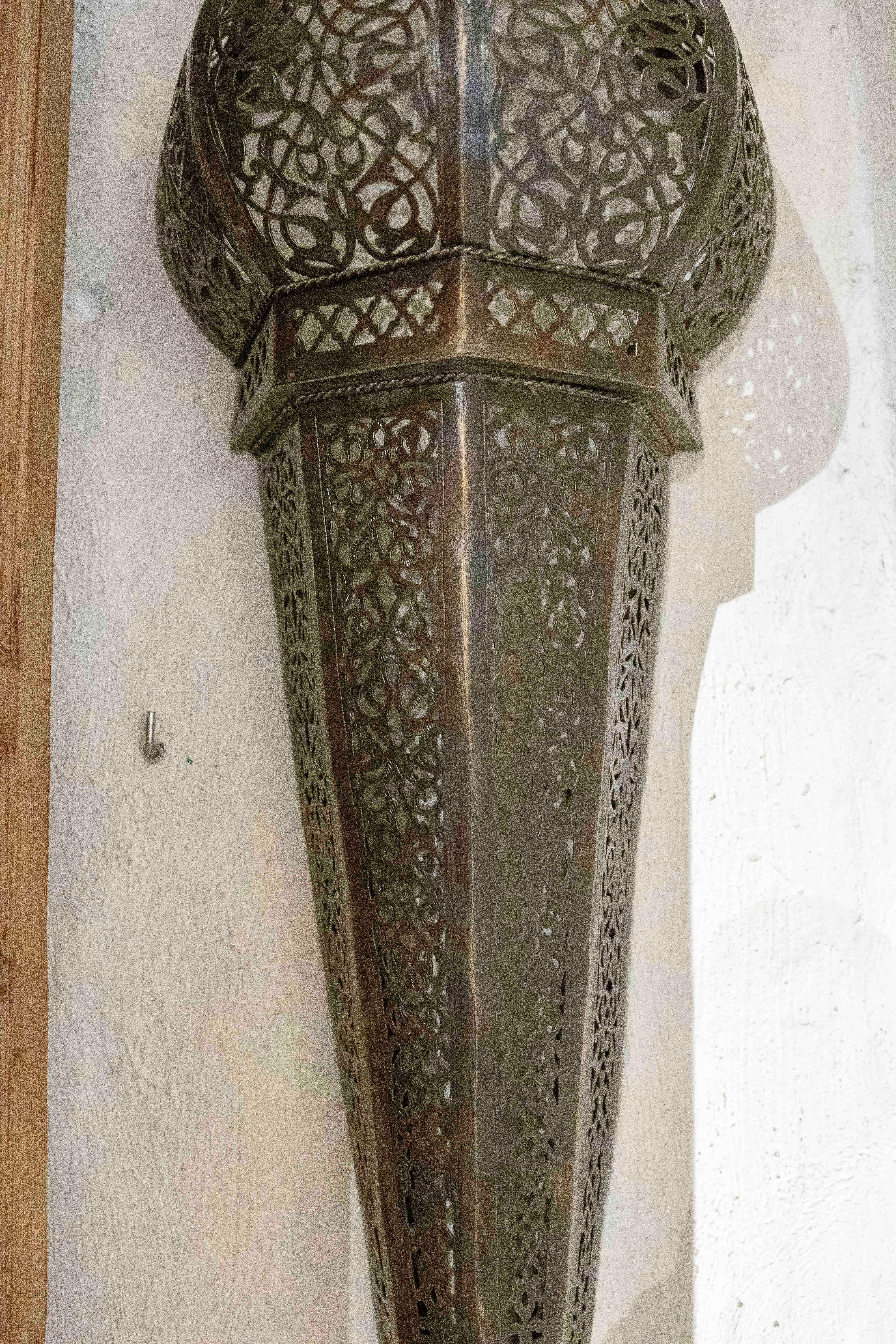 1990s Pair of Arabian Style Wall Sconces in Openwork Metal In Good Condition For Sale In Marbella, ES