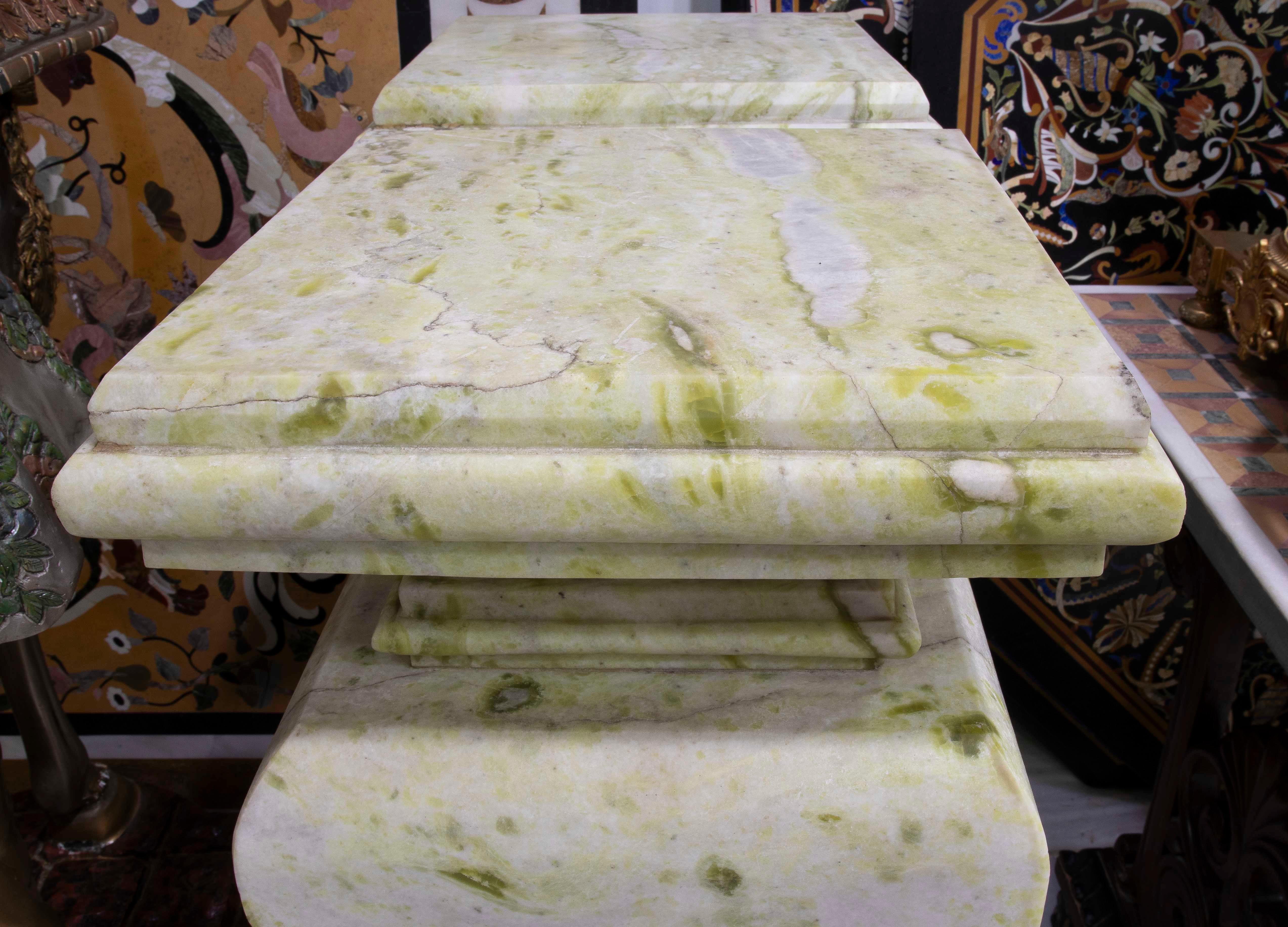 Ein elegantes Paar Marmorsockel mit klassischem Design, ideal für die Präsentation von Skulpturen, Vasen oder Dekorationsstücken. Der grün geäderte Marmor mit rosafarbenen Marmorintarsien an den Seitenwänden sorgt für einen kontrastreichen und