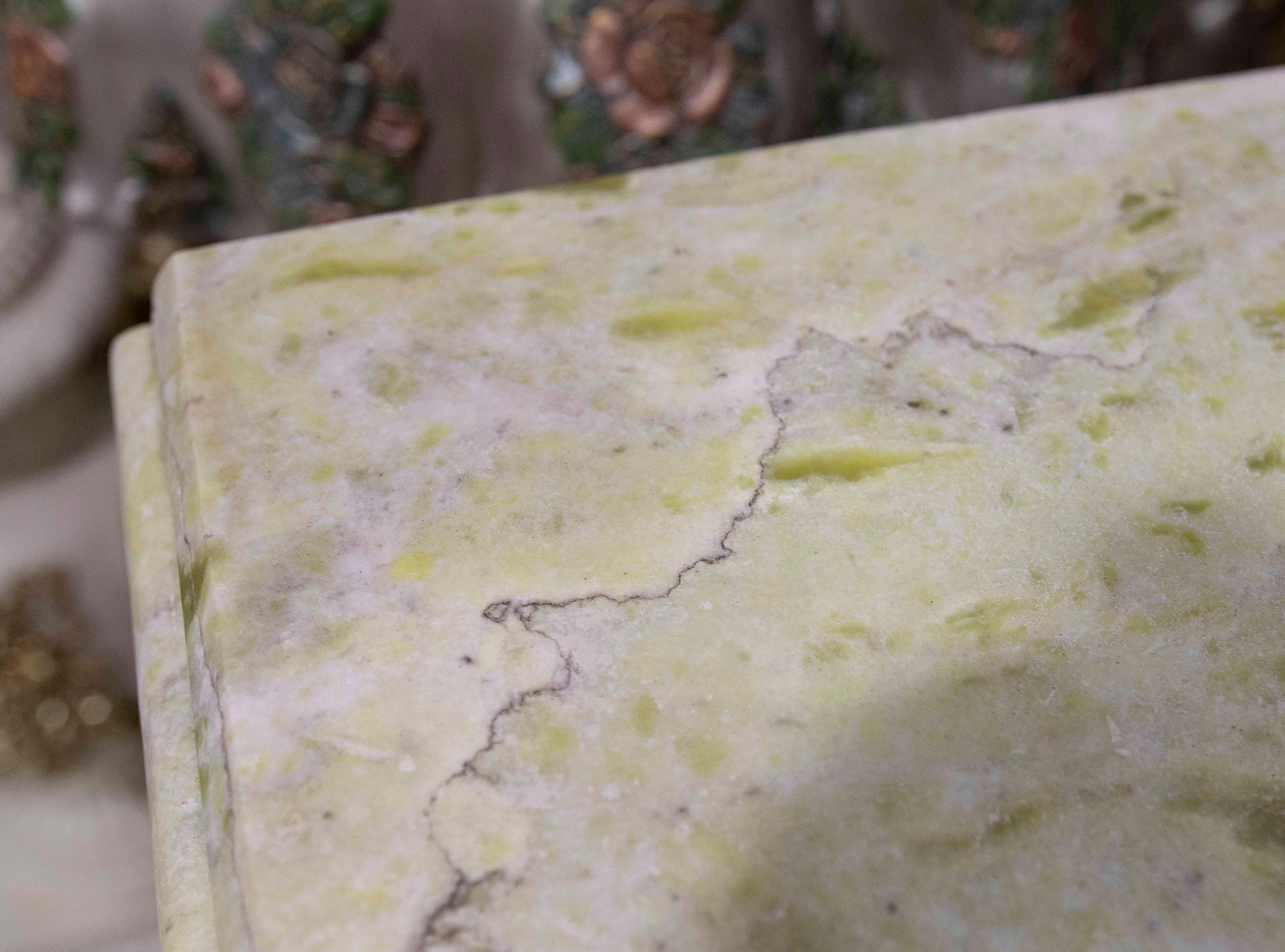 1990er Jahre Ein Paar Sockel aus geädertem grünem Marmor mit Paneelen aus rosa Marmor im Angebot 1
