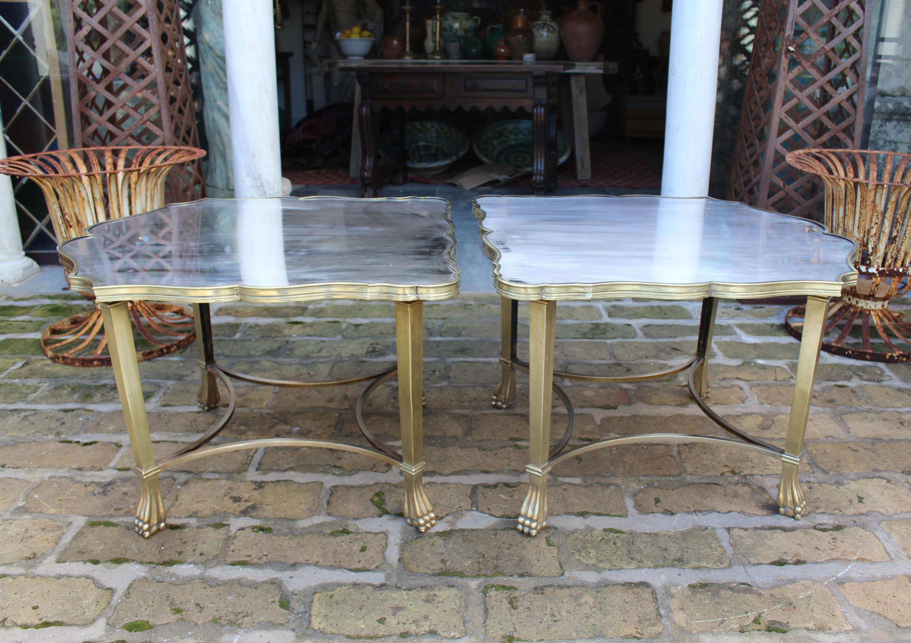 Paire de tables d'appoint en laiton de style italien des années 1990 avec pieds en griffe de lion. La partie supérieure est en laiton massif.