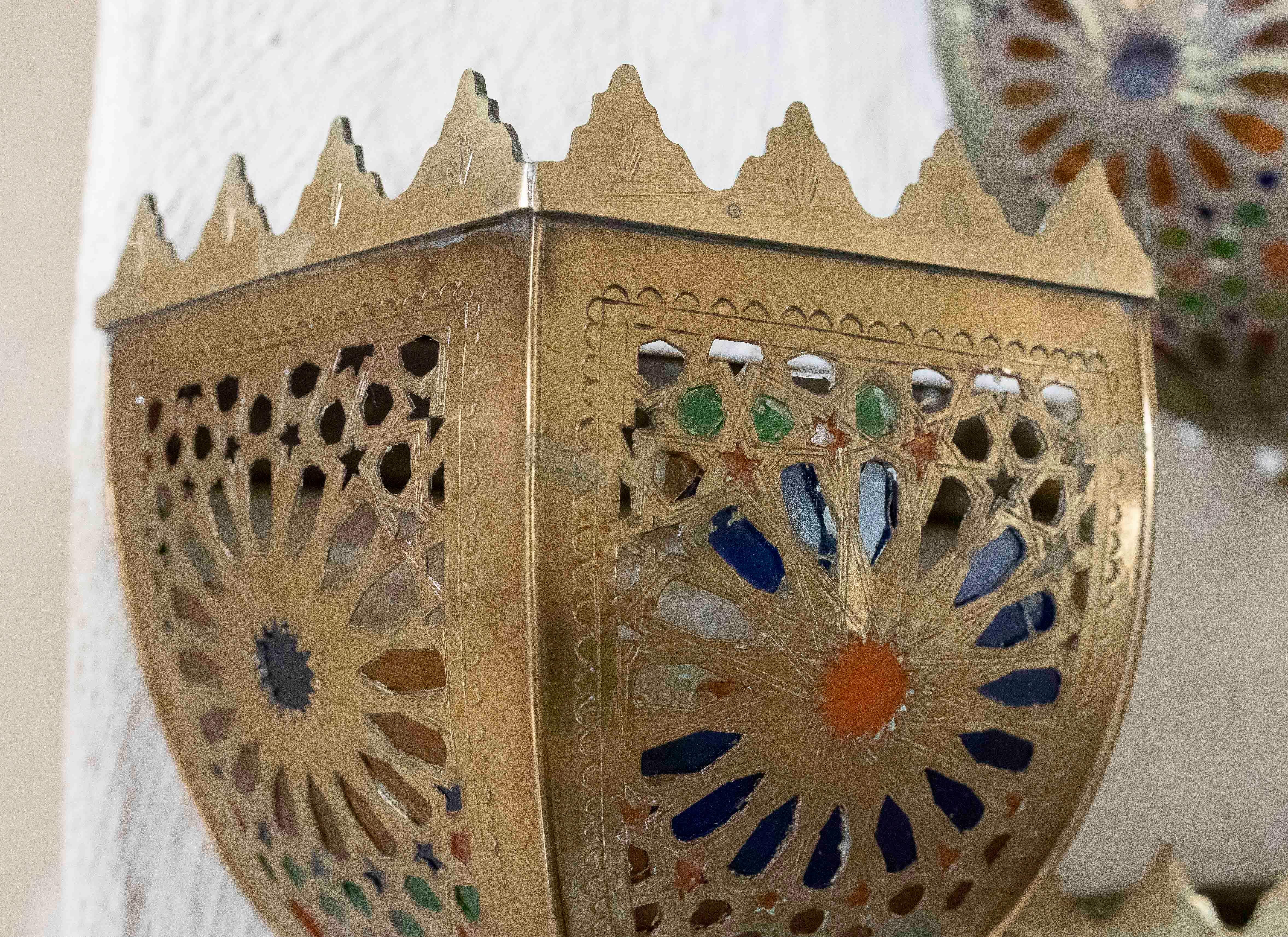 1990s Pair of Brass Wall Sconces with Stained Glass In Good Condition In Marbella, ES