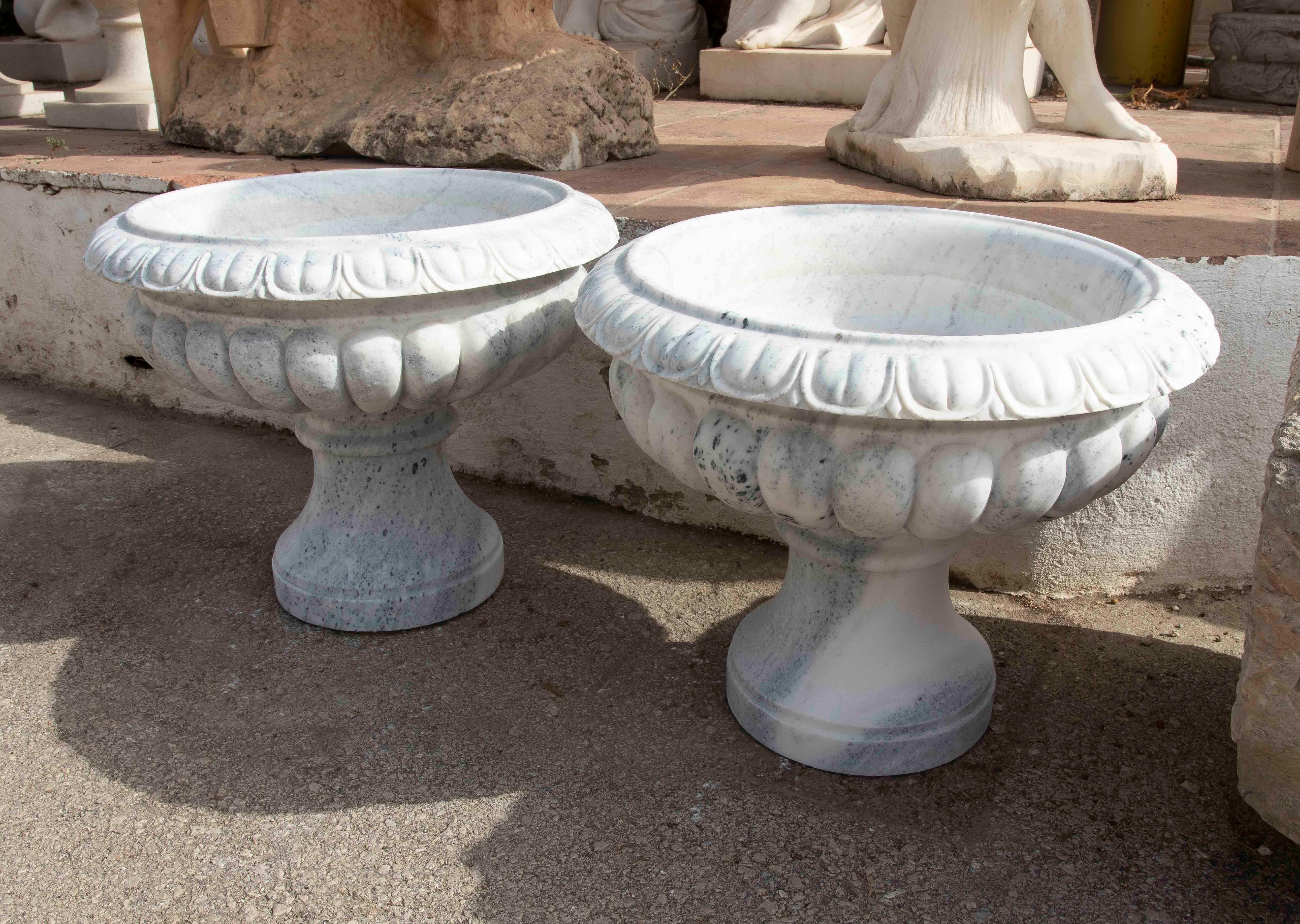 Espagnol 1990 Paire de gobelets classiques en marbre blanc sculpté avec un motif rainuré en vente