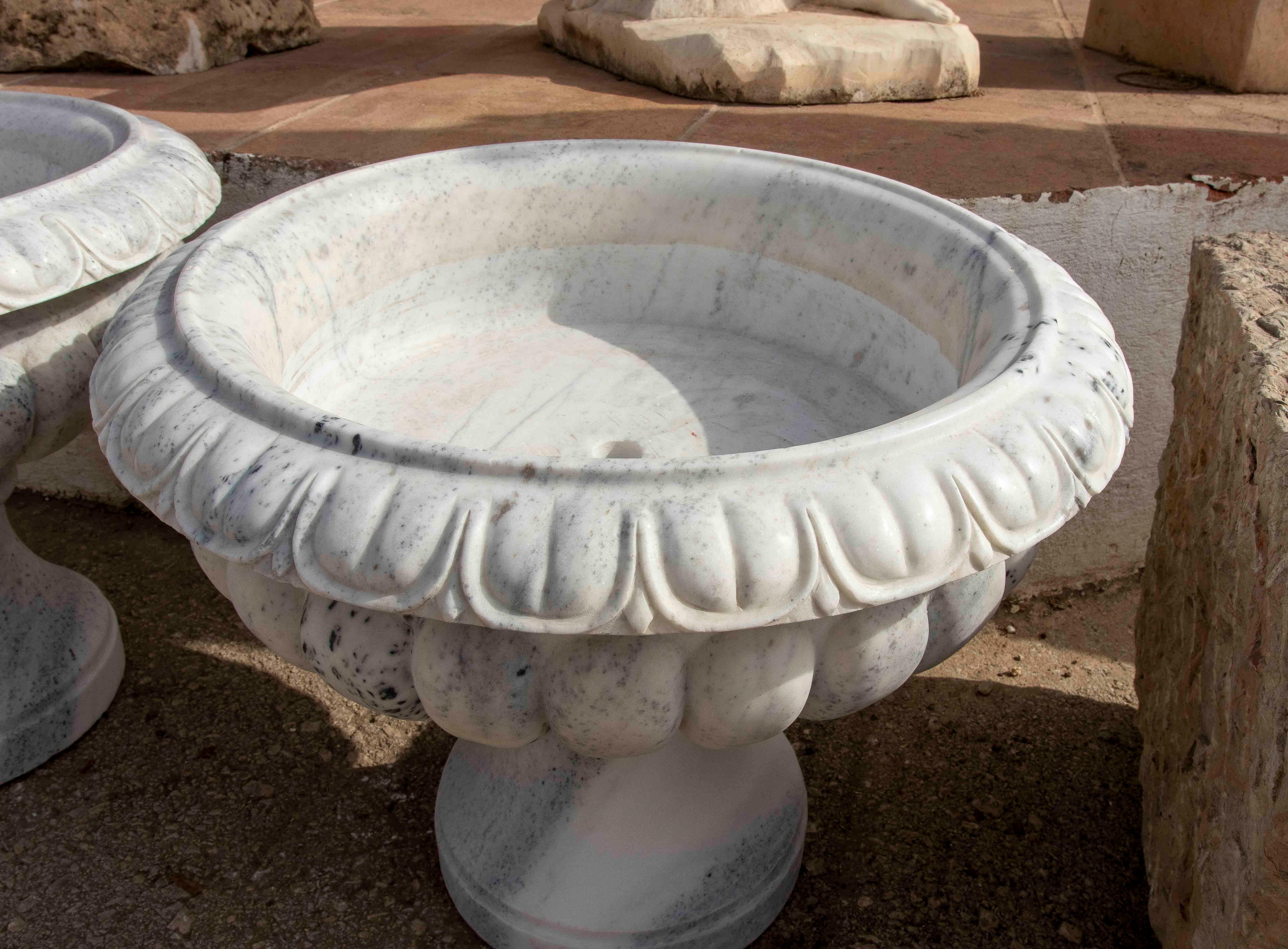 Sculpté à la main 1990 Paire de gobelets classiques en marbre blanc sculpté avec un motif rainuré en vente
