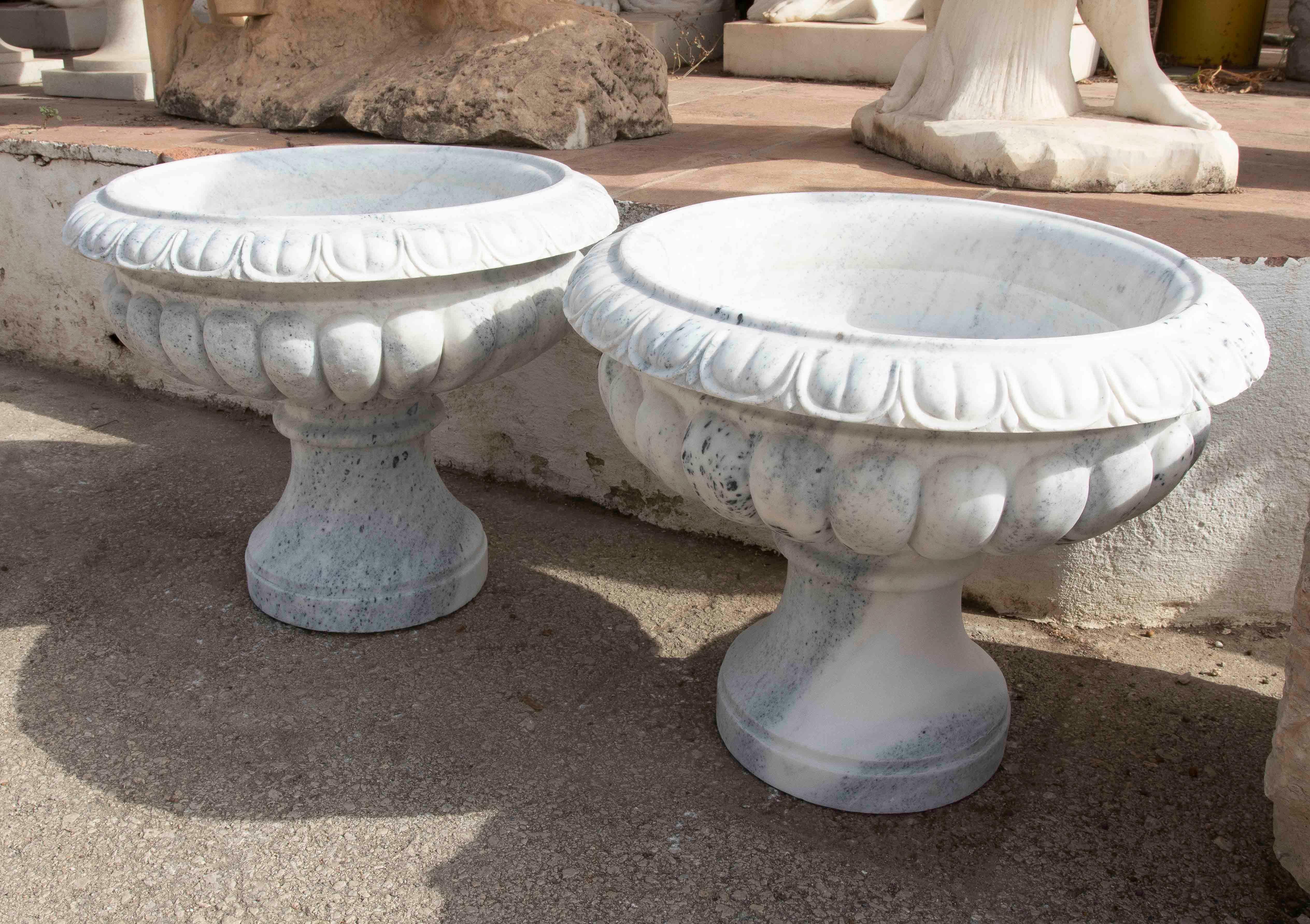 1990 Paire de gobelets classiques en marbre blanc sculpté avec un motif rainuré Bon état - En vente à Marbella, ES