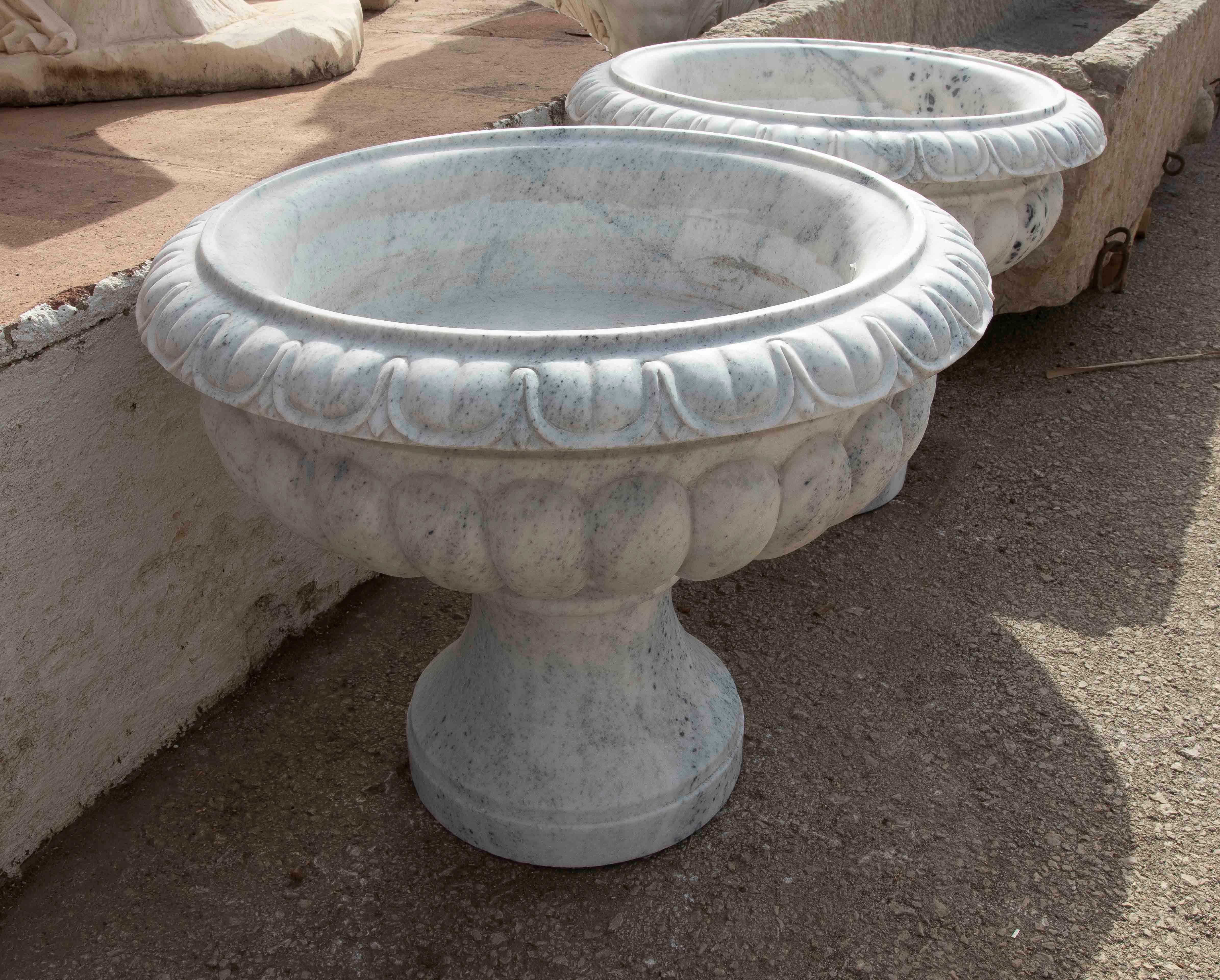 20ième siècle 1990 Paire de gobelets classiques en marbre blanc sculpté avec un motif rainuré en vente