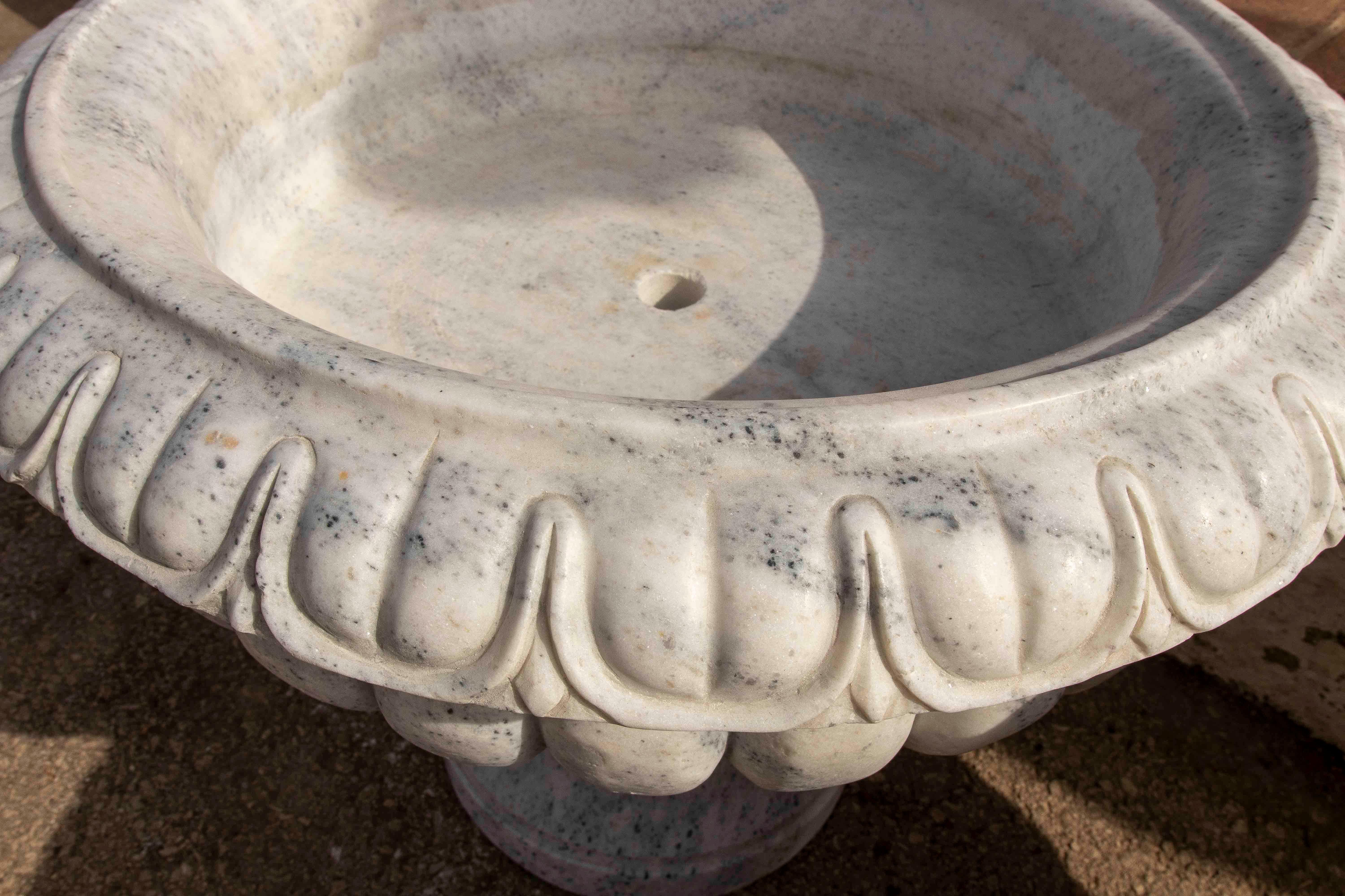 1990 Paire de gobelets classiques en marbre blanc sculpté avec un motif rainuré en vente 1