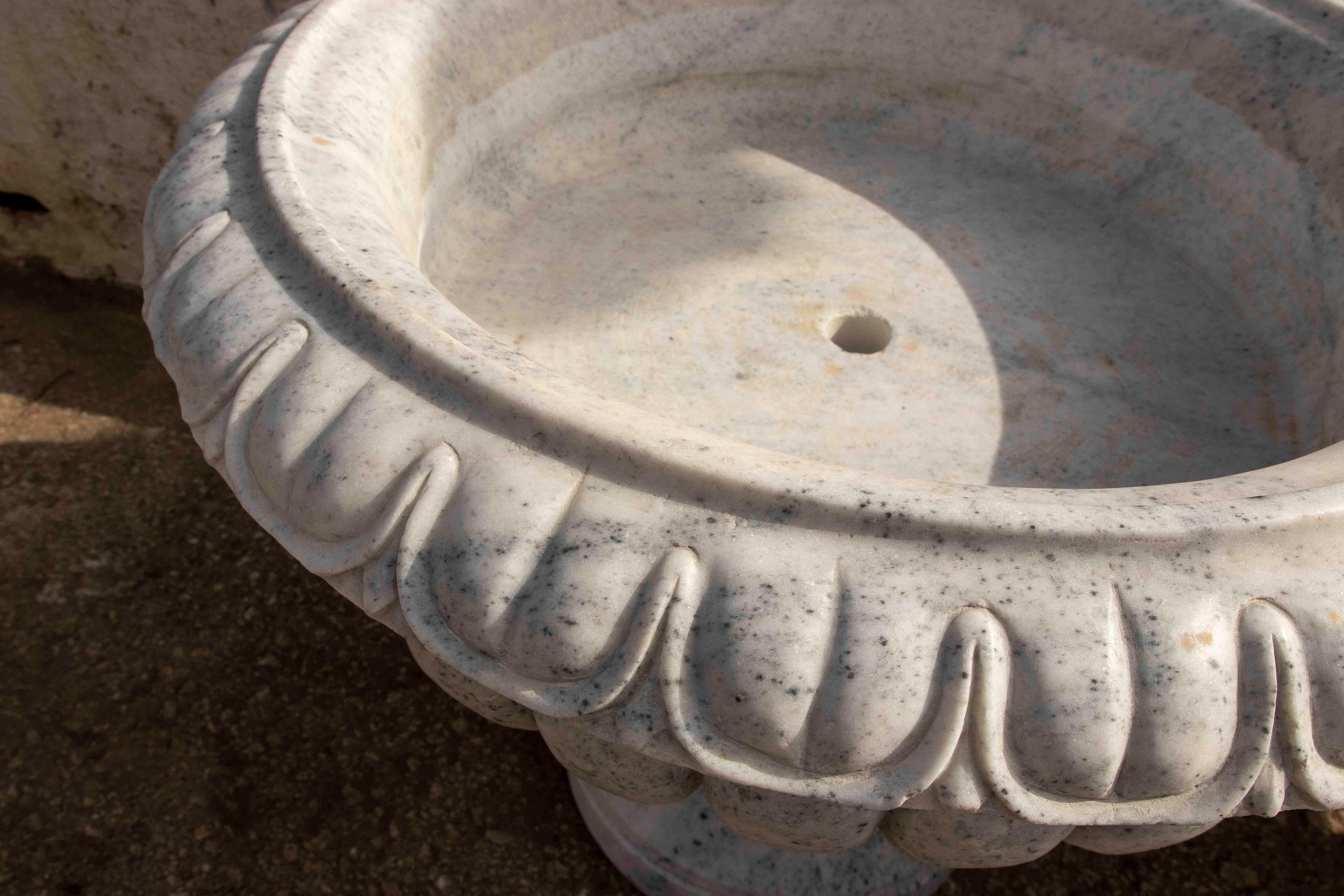1990 Paire de gobelets classiques en marbre blanc sculpté avec un motif rainuré en vente 2