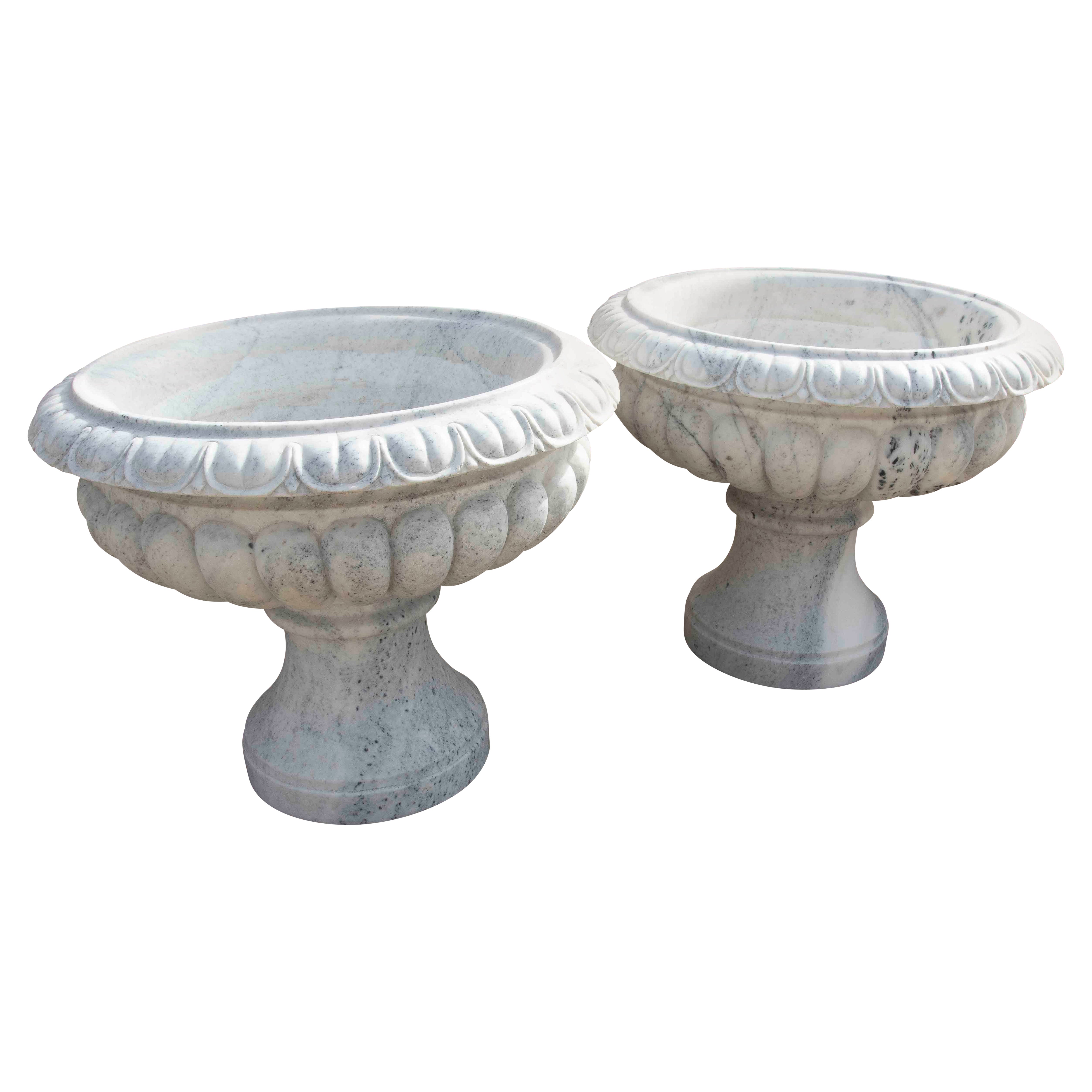 1990 Paire de gobelets classiques en marbre blanc sculpté avec un motif rainuré en vente