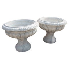 1990 Paire de gobelets classiques en marbre blanc sculpté avec un motif rainuré