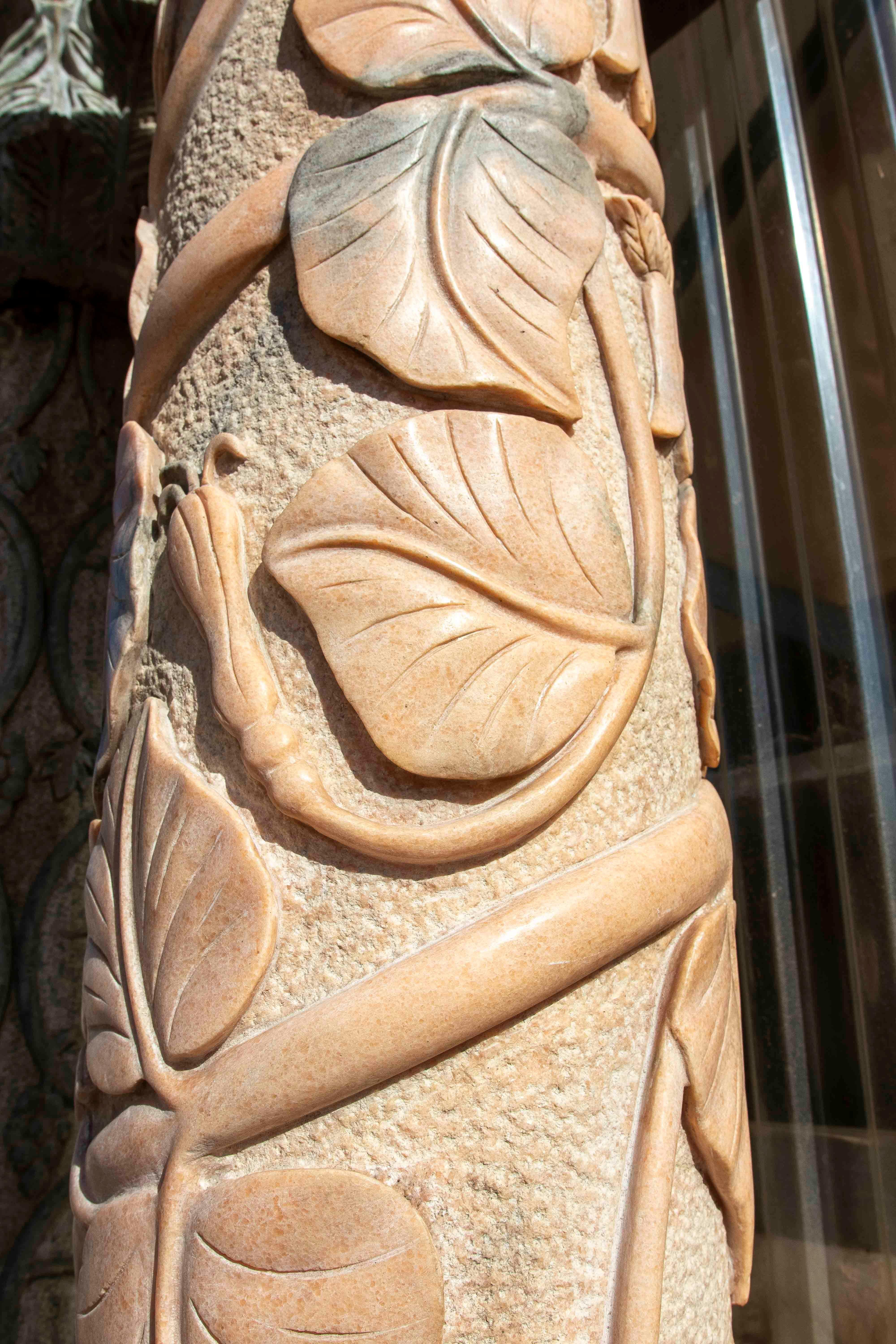 Ein prächtiges Paar handgeschnitzter Marmorsäulen, verziert mit kunstvollen Reliefs aus Blättern und Girlanden, die sich spiralförmig um den gesamten Schaft ziehen. Ihr Design spiegelt eine klare klassische Inspiration wider, mit verschnörkelten