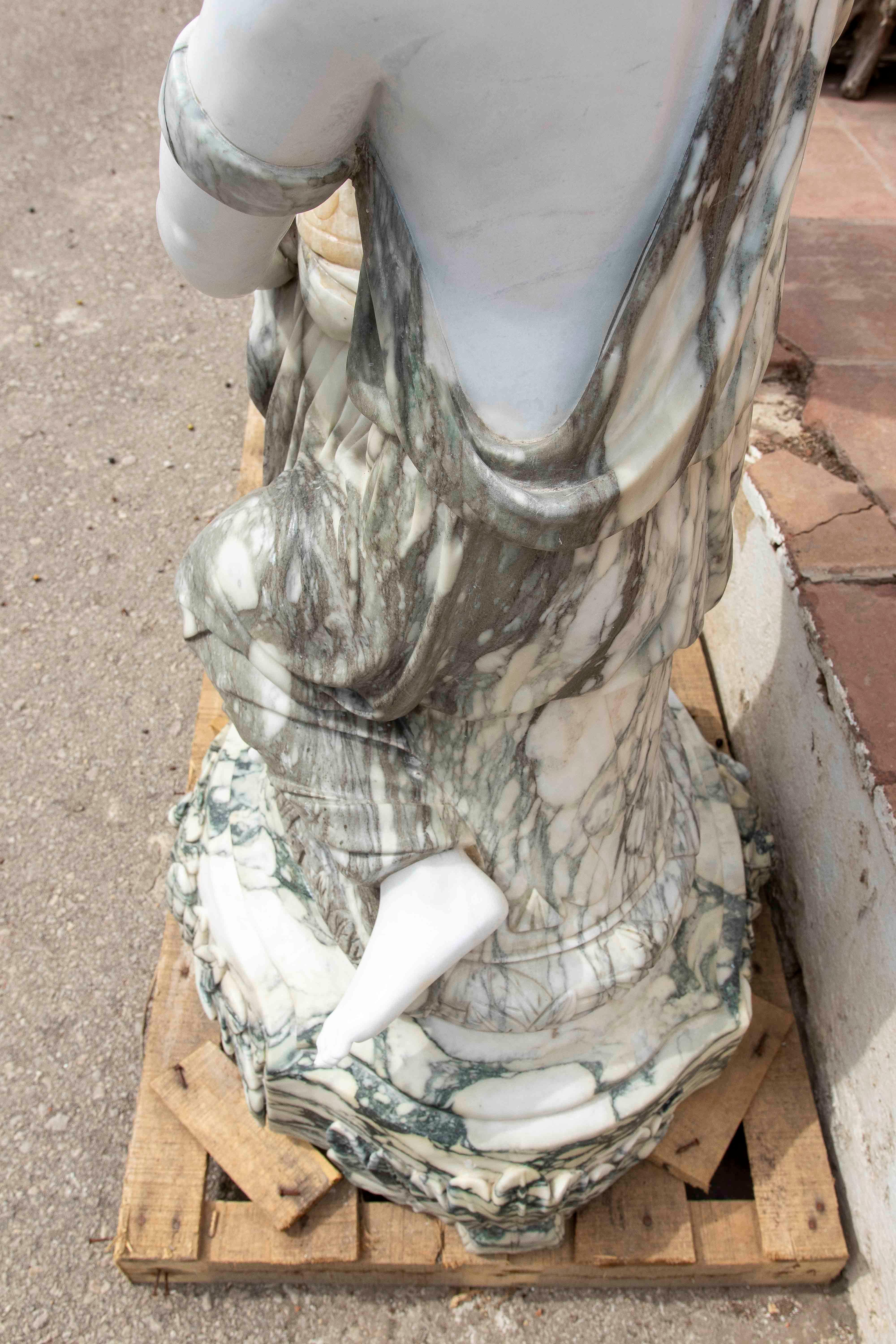 Pareja de esculturas clásicas de mármol de mujer con urnas ornamentales de los años 90 en venta 3