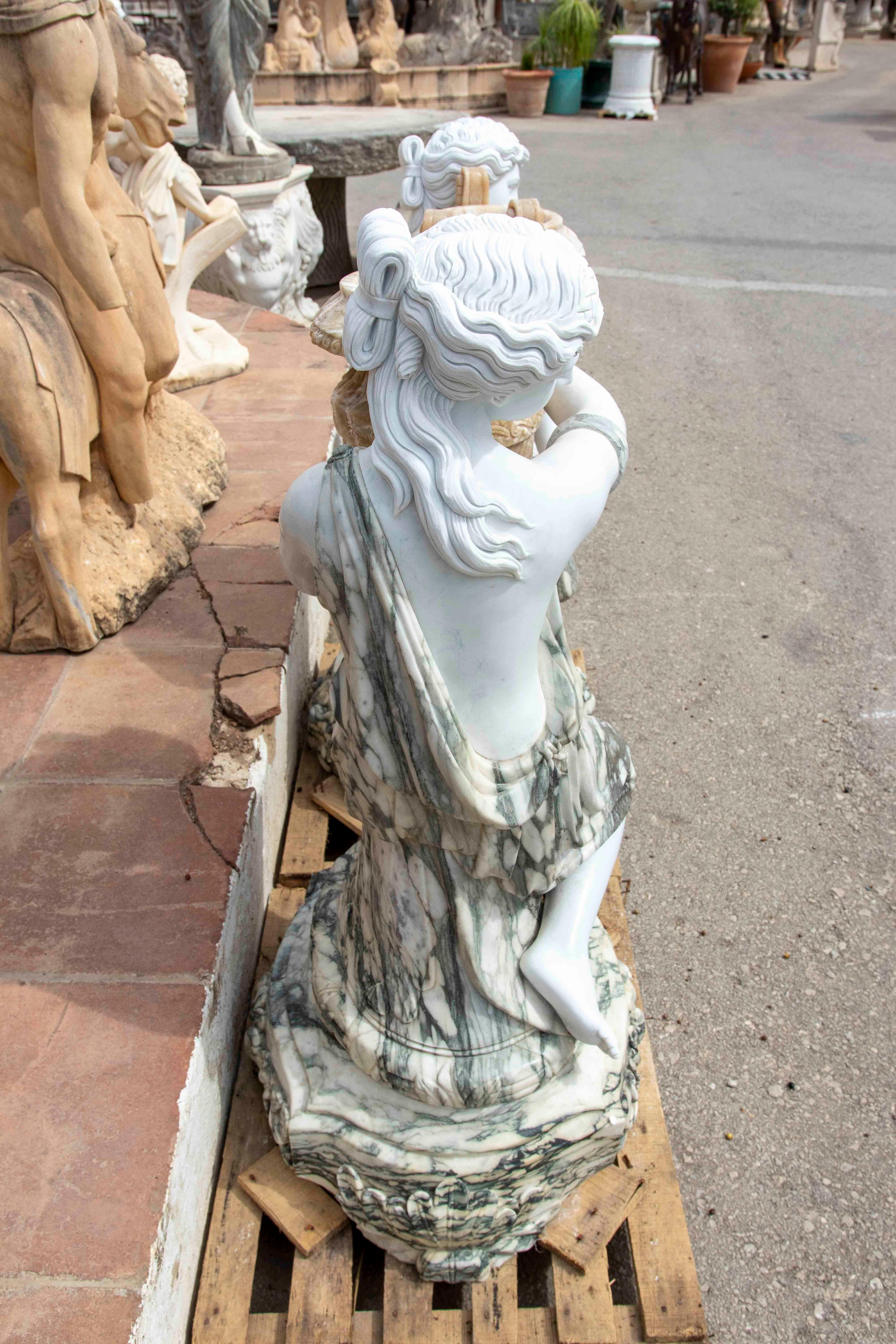 Pareja de esculturas clásicas de mármol de mujer con urnas ornamentales de los años 90 en venta 5