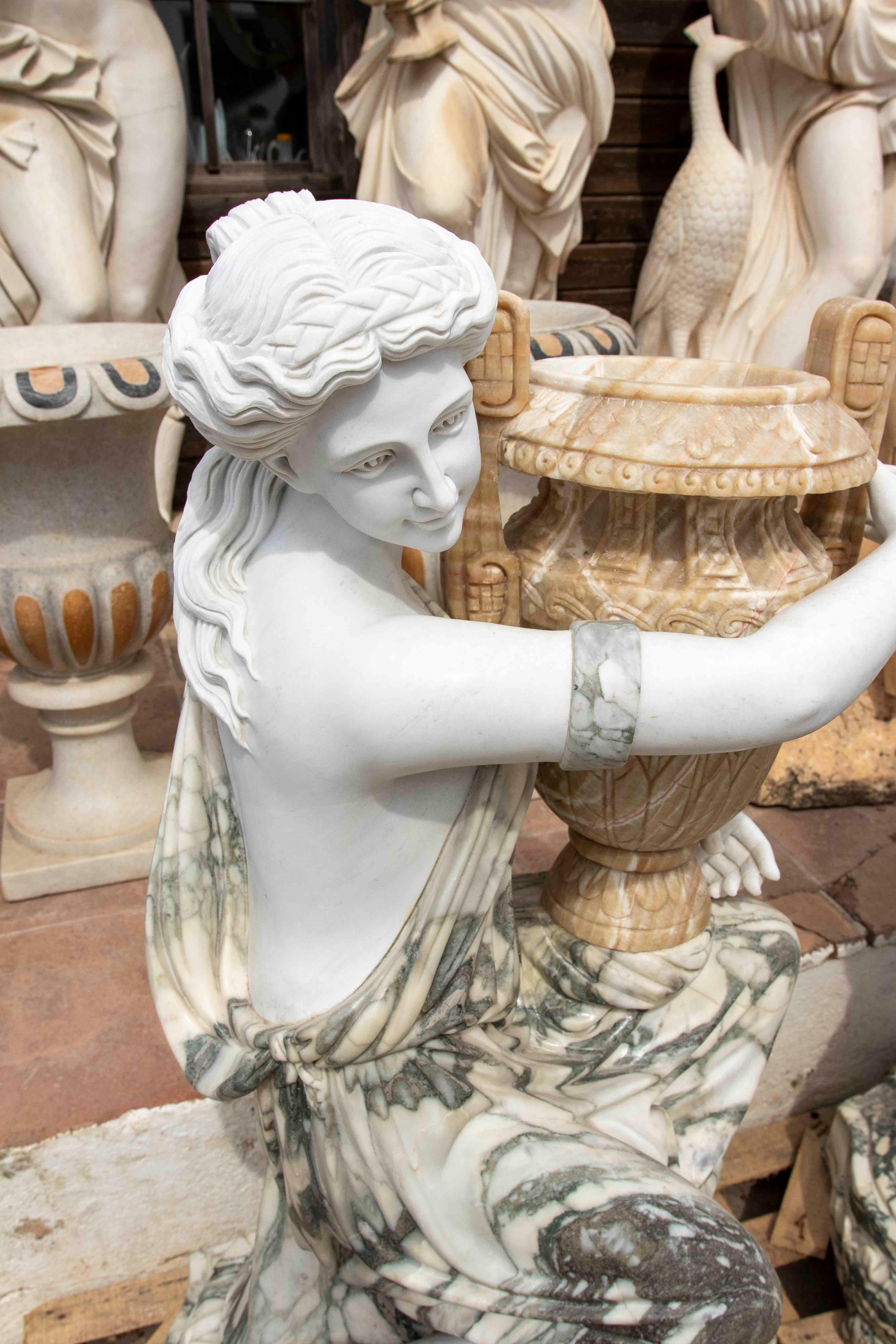 Pareja de esculturas clásicas de mármol de mujer con urnas ornamentales de los años 90 Asiático en venta