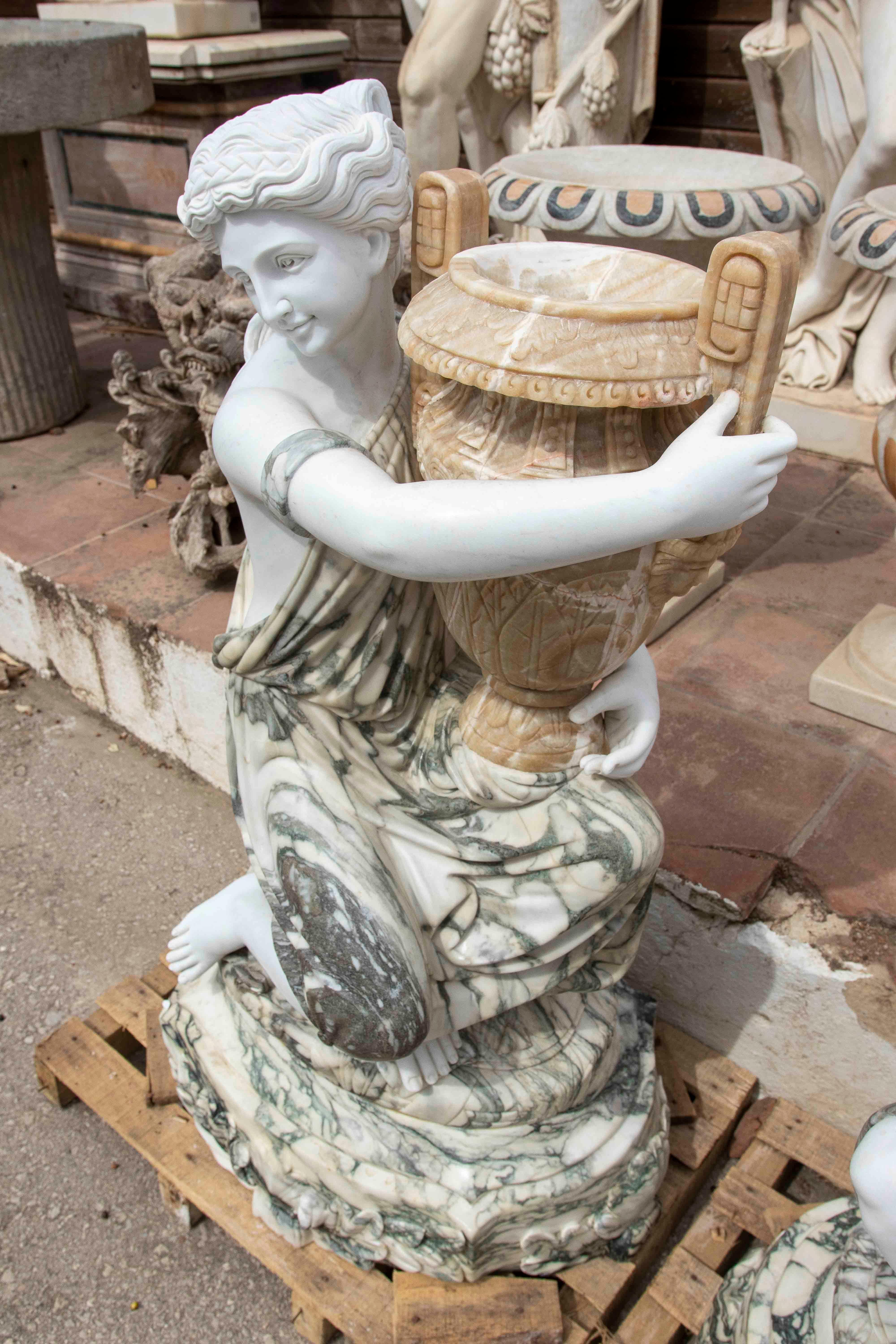 Pareja de esculturas clásicas de mármol de mujer con urnas ornamentales de los años 90 Tallado a mano en venta