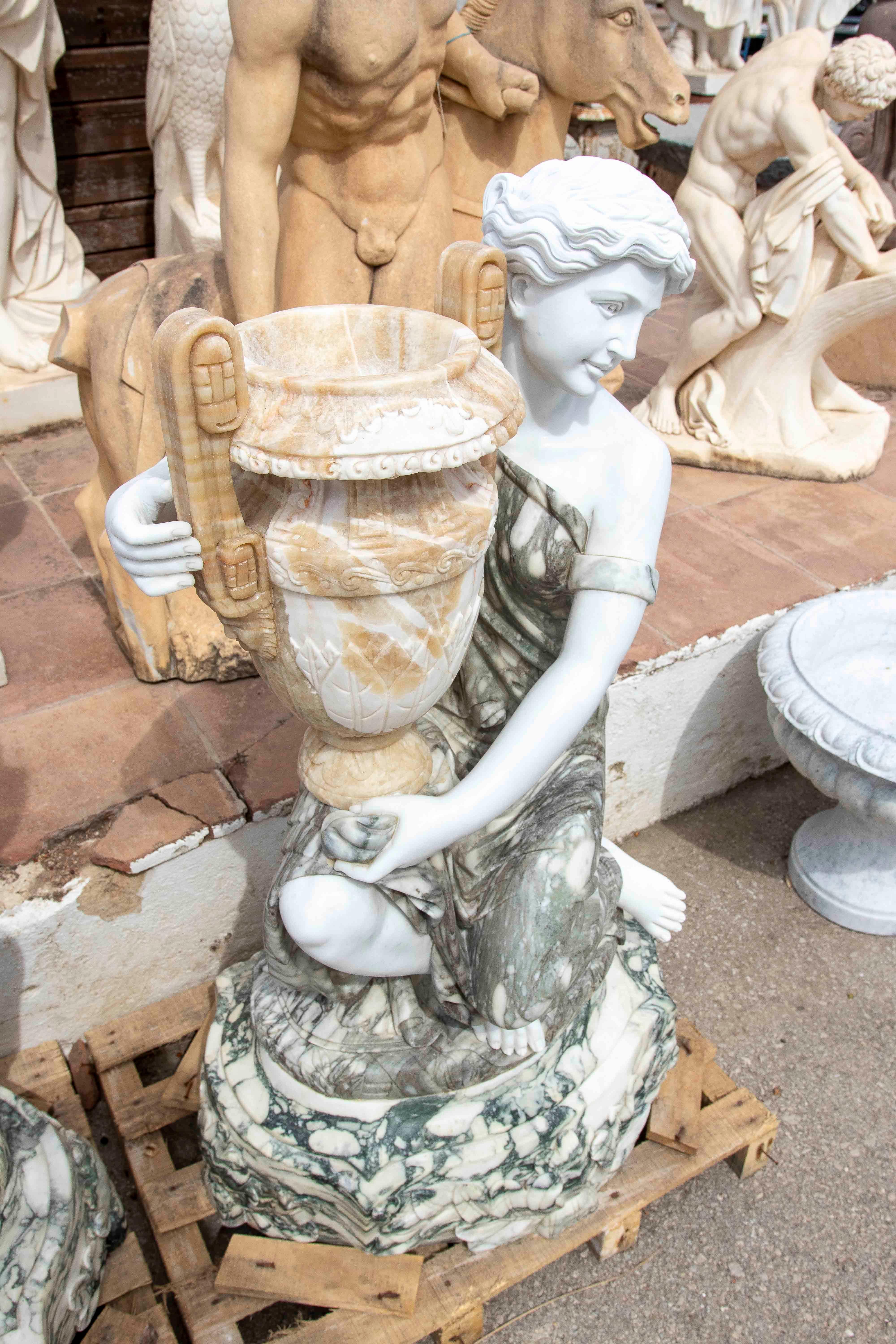 Pareja de esculturas clásicas de mármol de mujer con urnas ornamentales de los años 90 en Bueno estado para la venta en Marbella, ES
