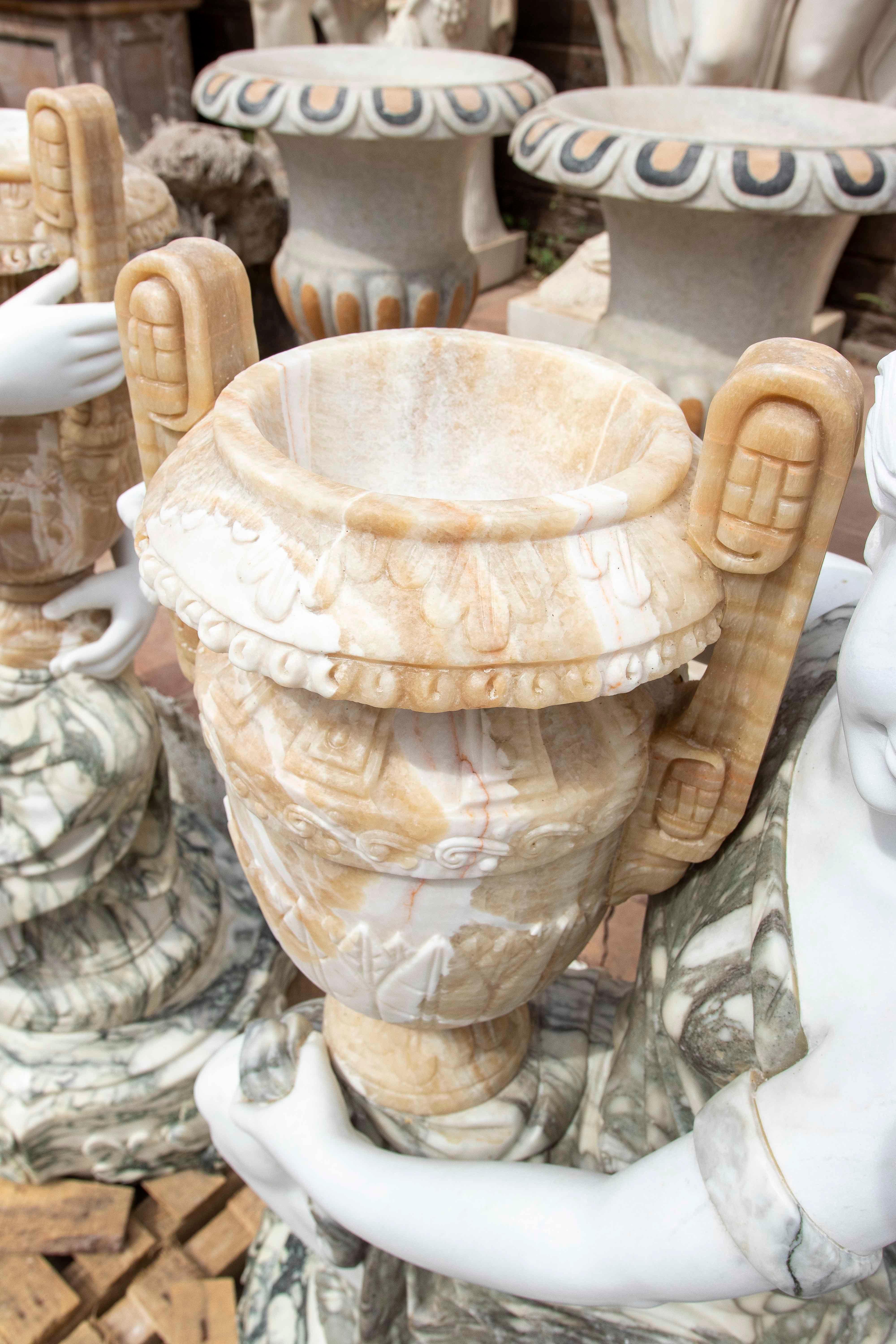 Pareja de esculturas clásicas de mármol de mujer con urnas ornamentales de los años 90 Ónix en venta
