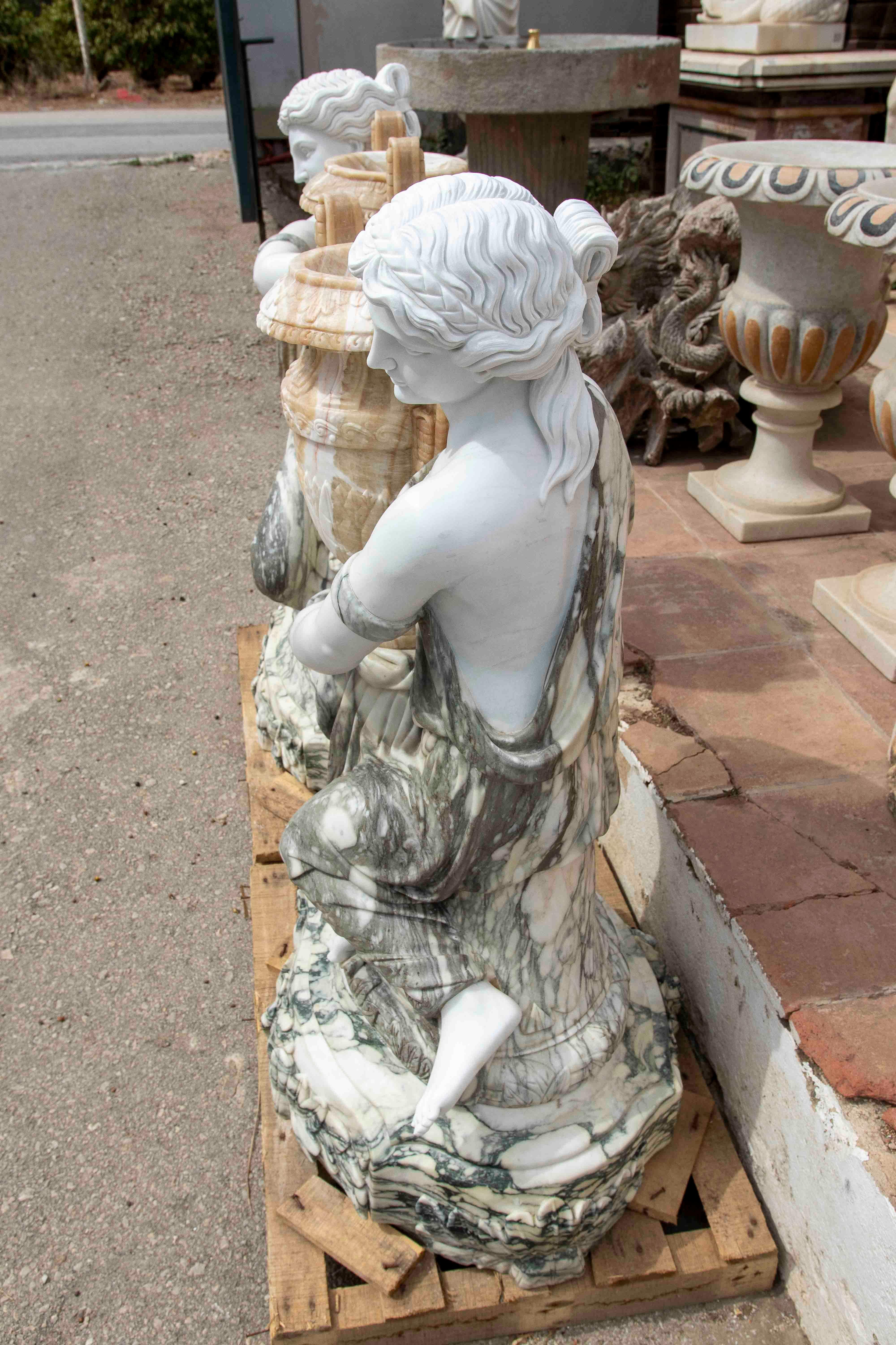 Pareja de esculturas clásicas de mármol de mujer con urnas ornamentales de los años 90 en venta 1
