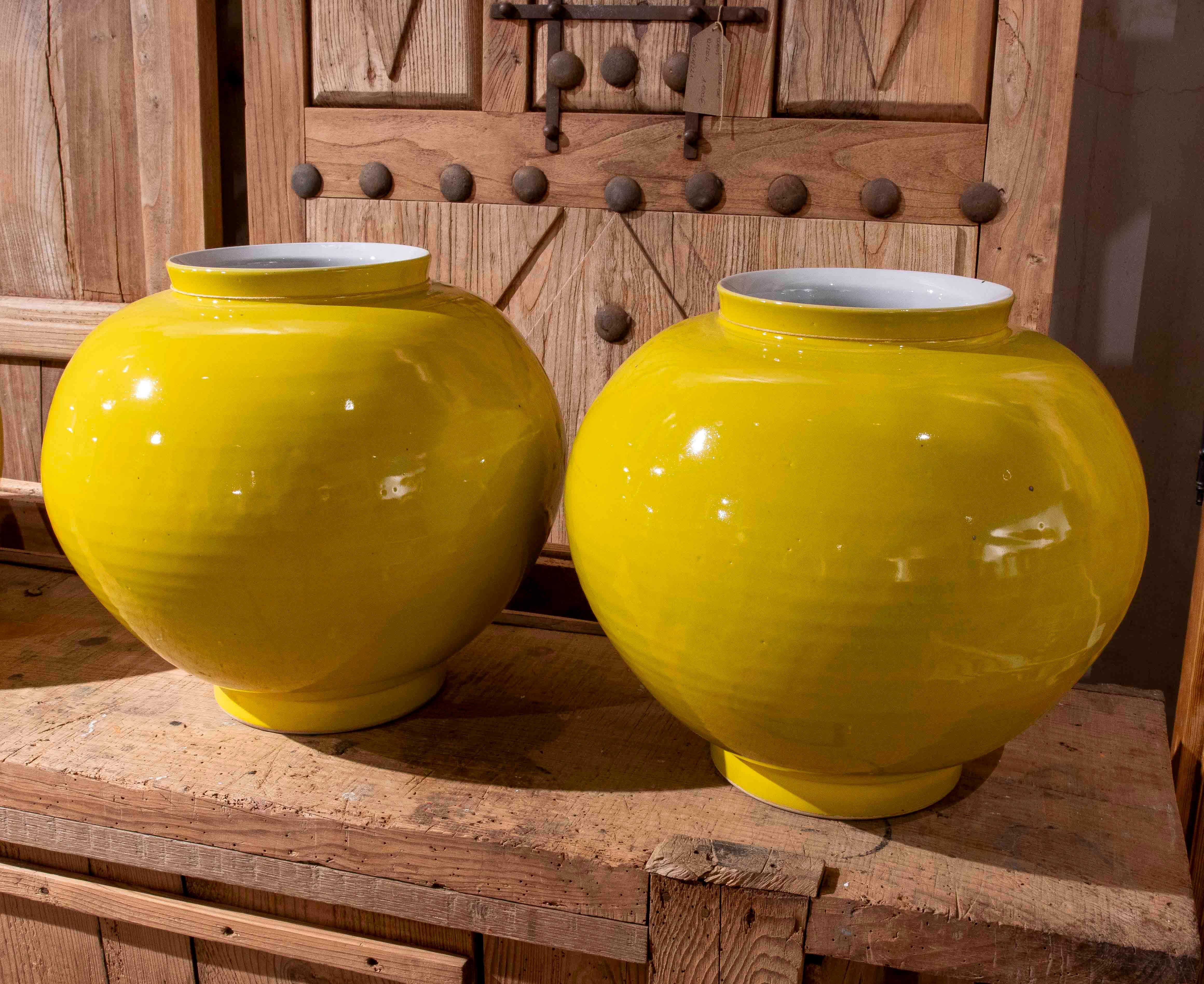 Smaltato Coppia di vasi globulari in ceramica gialla smaltata del 1990 in vendita