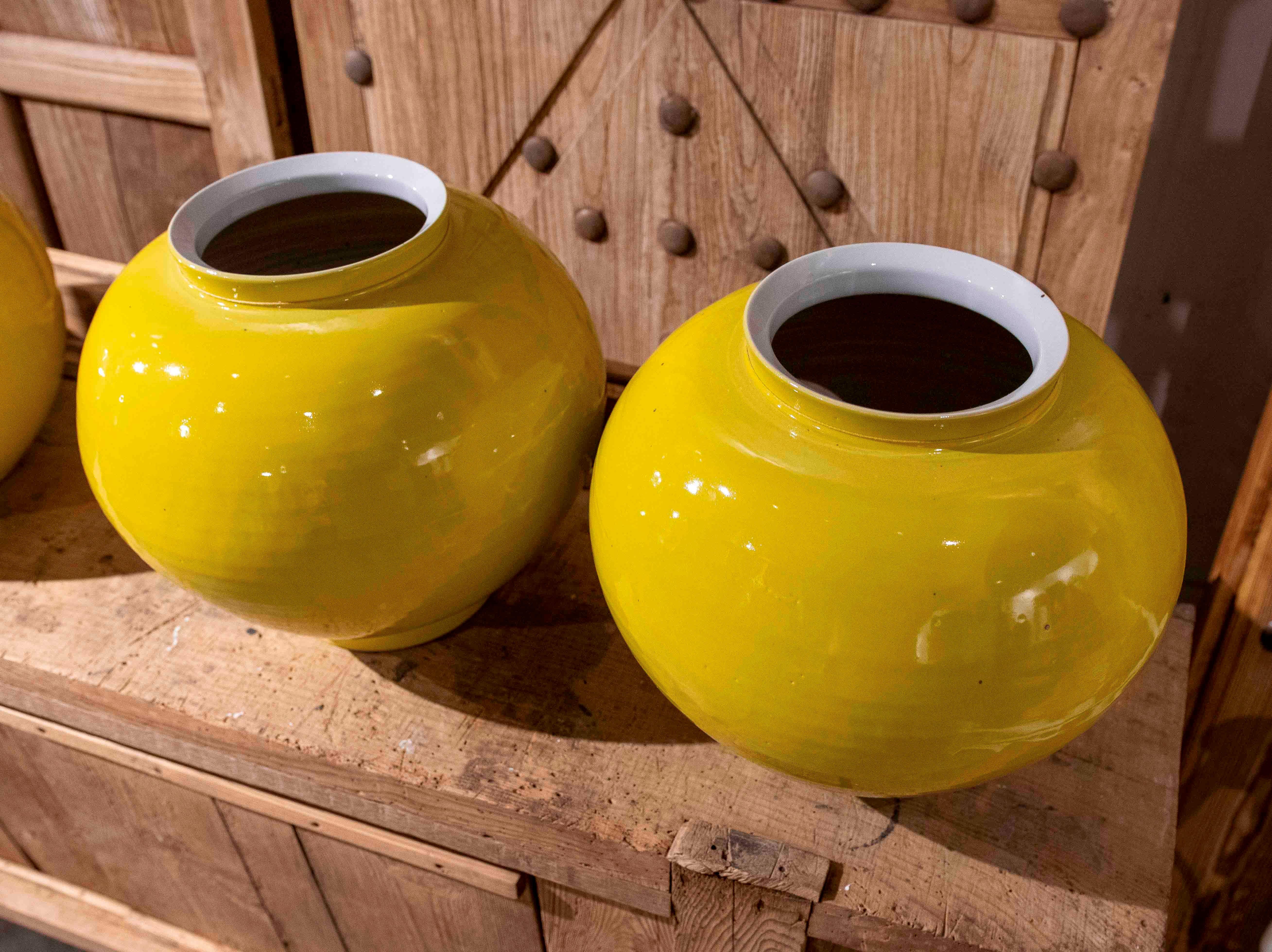 Coppia di vasi globulari in ceramica gialla smaltata del 1990 In condizioni buone in vendita a Marbella, ES