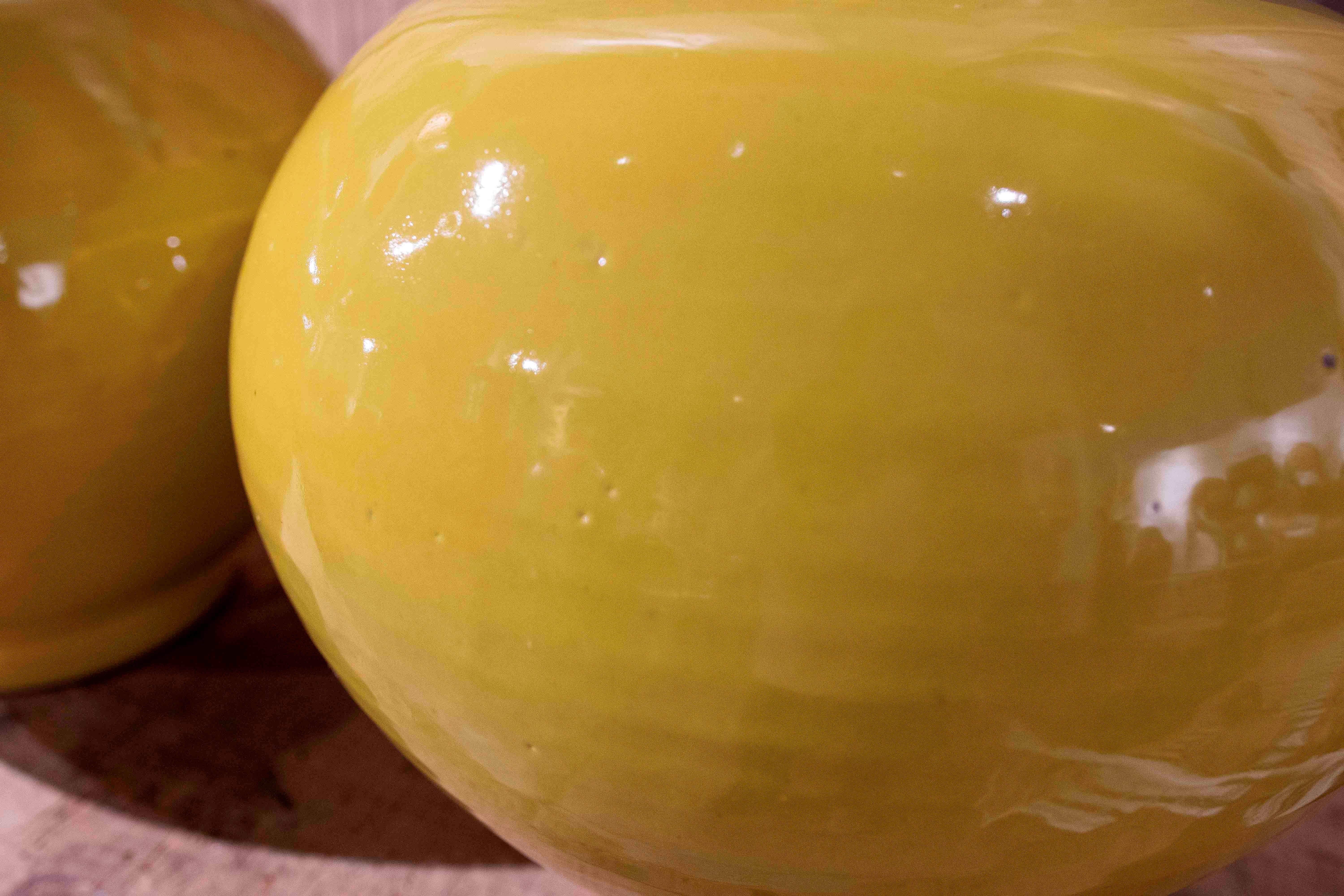 XX secolo Coppia di vasi globulari in ceramica gialla smaltata del 1990 in vendita