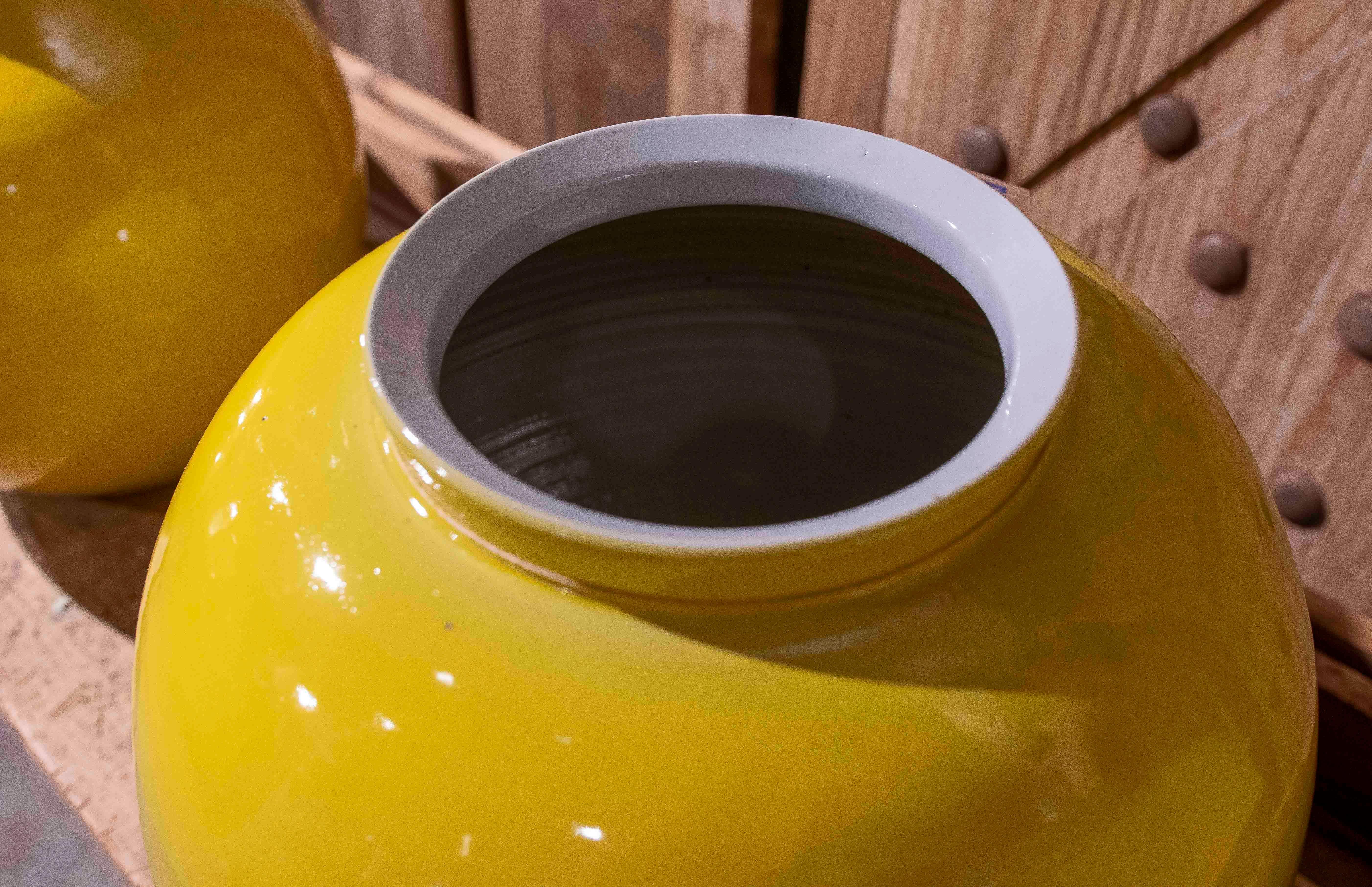 Ceramica Coppia di vasi globulari in ceramica gialla smaltata del 1990 in vendita