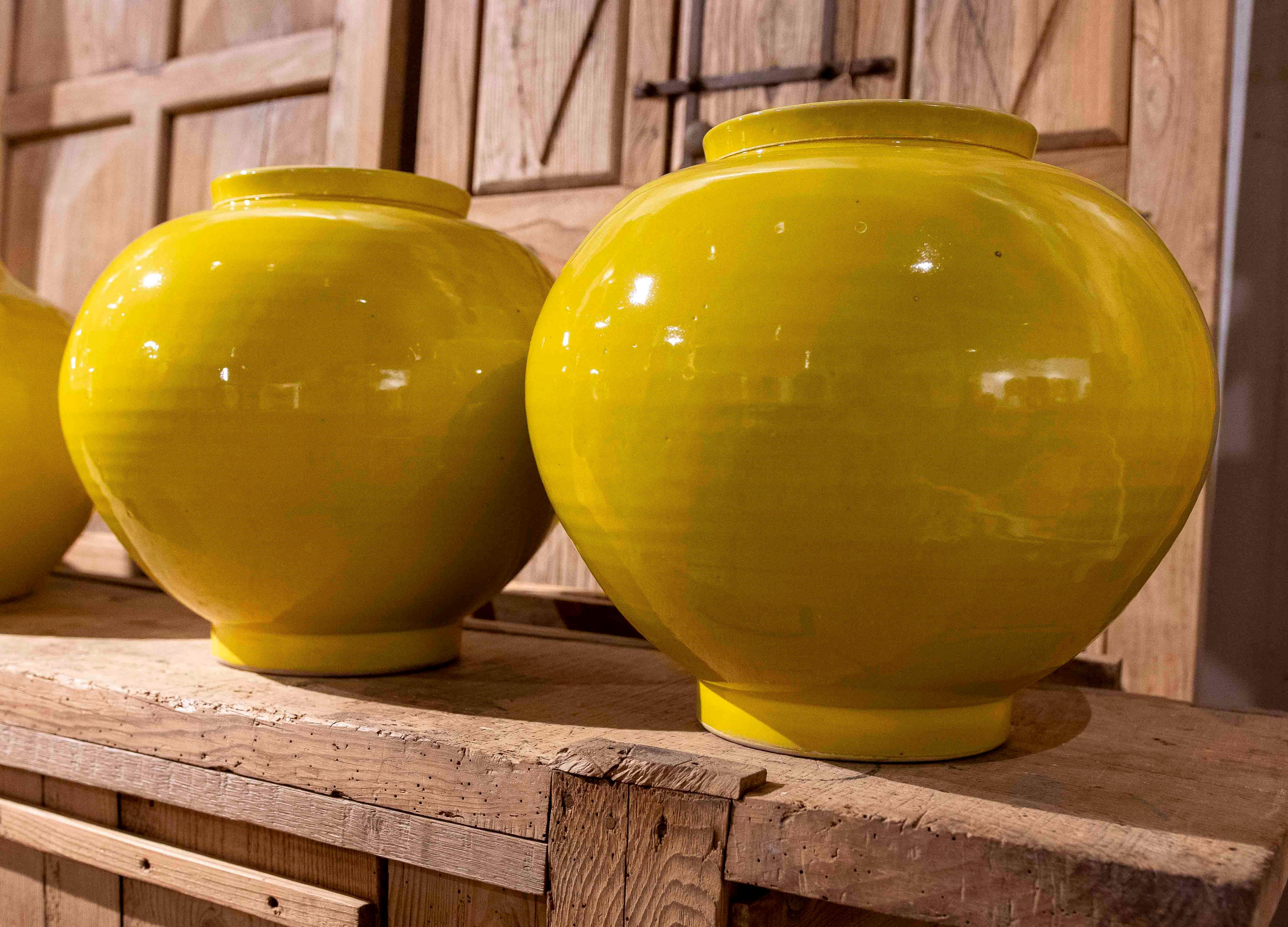 Coppia di vasi globulari in ceramica gialla smaltata del 1990 in vendita 1