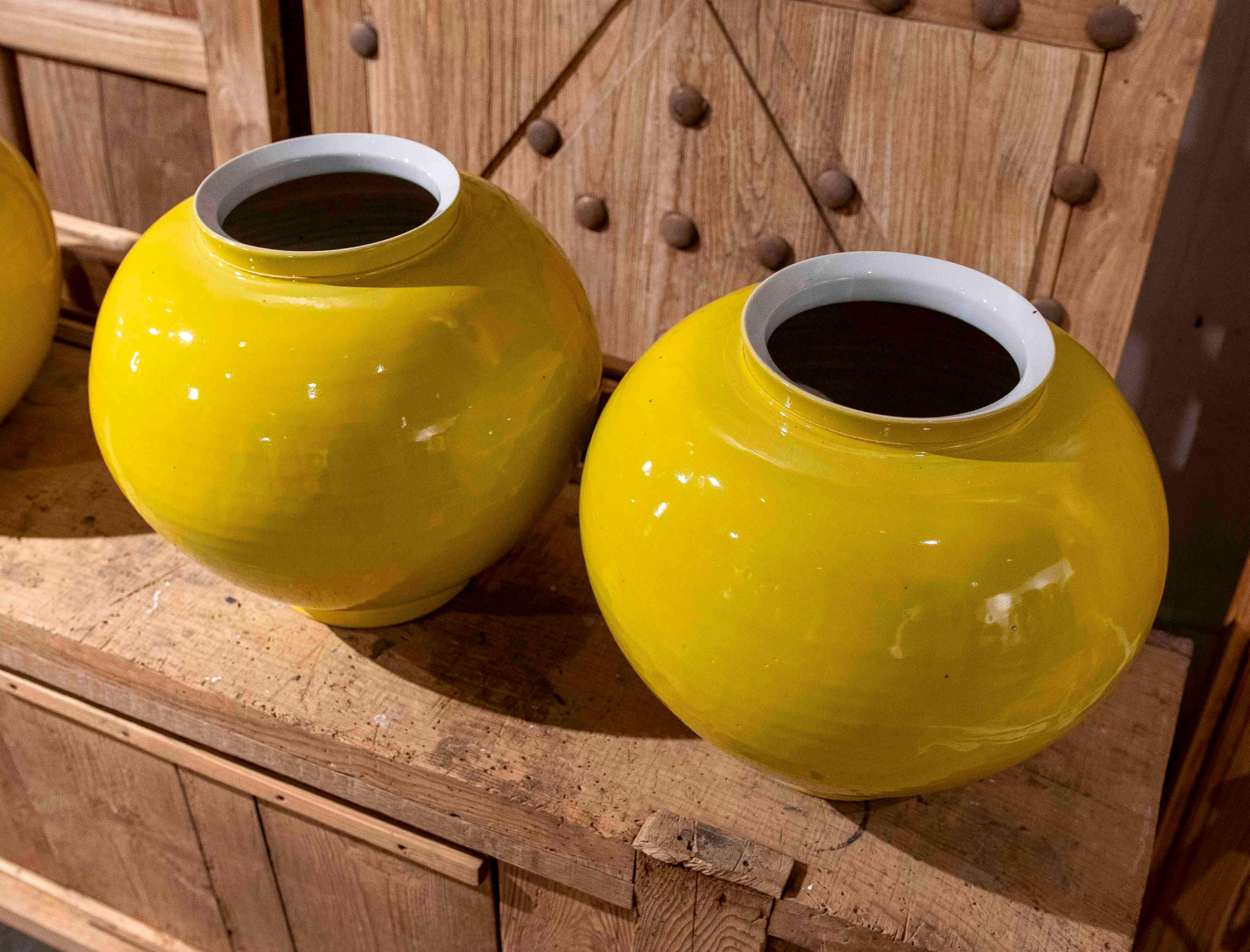 Coppia di vasi globulari in ceramica gialla smaltata del 1990 in vendita 2