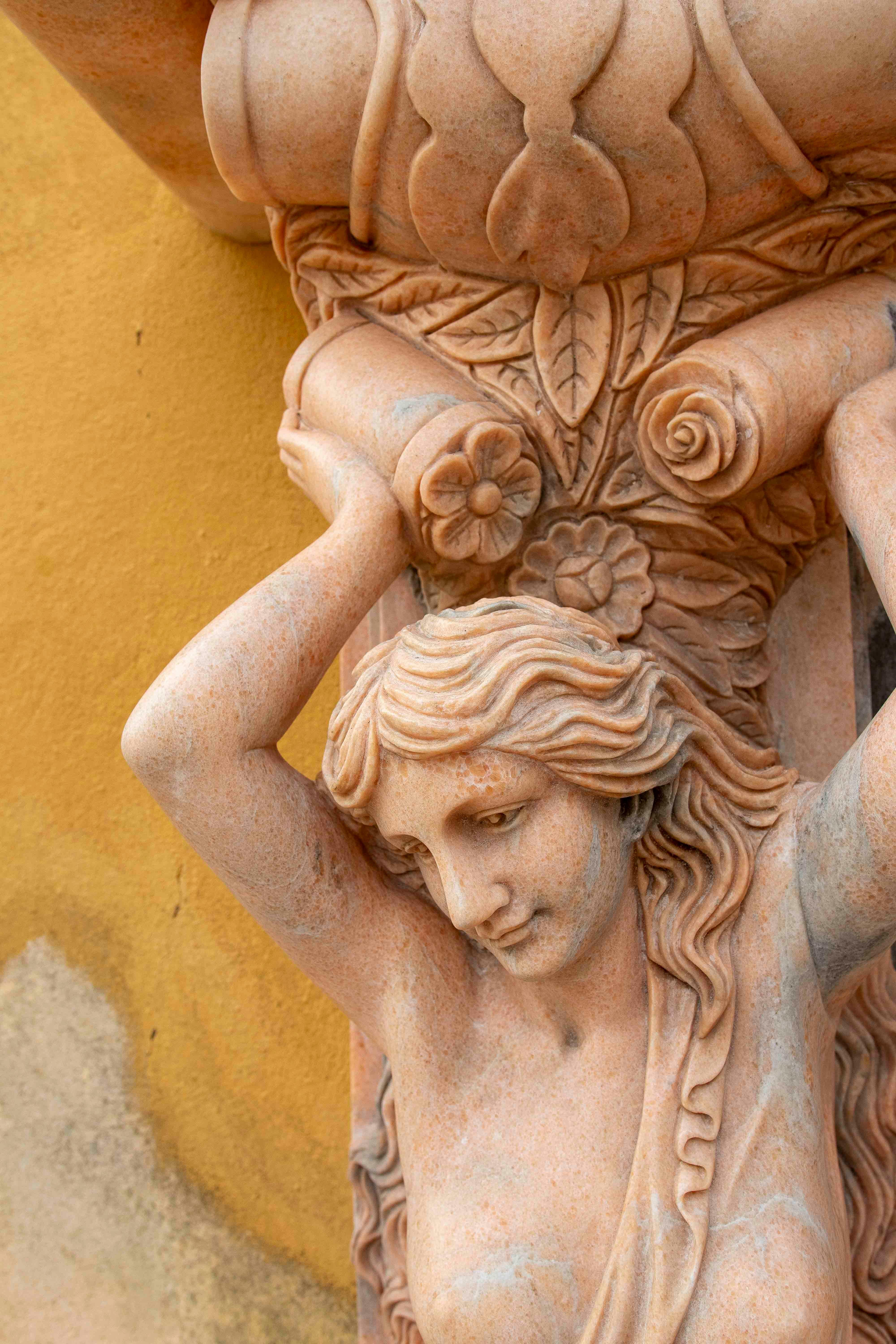 1990er Jahre Ein Paar handgeschnitzte Karyatiden aus rosa Marmor mit ionischen Kapitellen im Zustand „Gut“ im Angebot in Marbella, ES