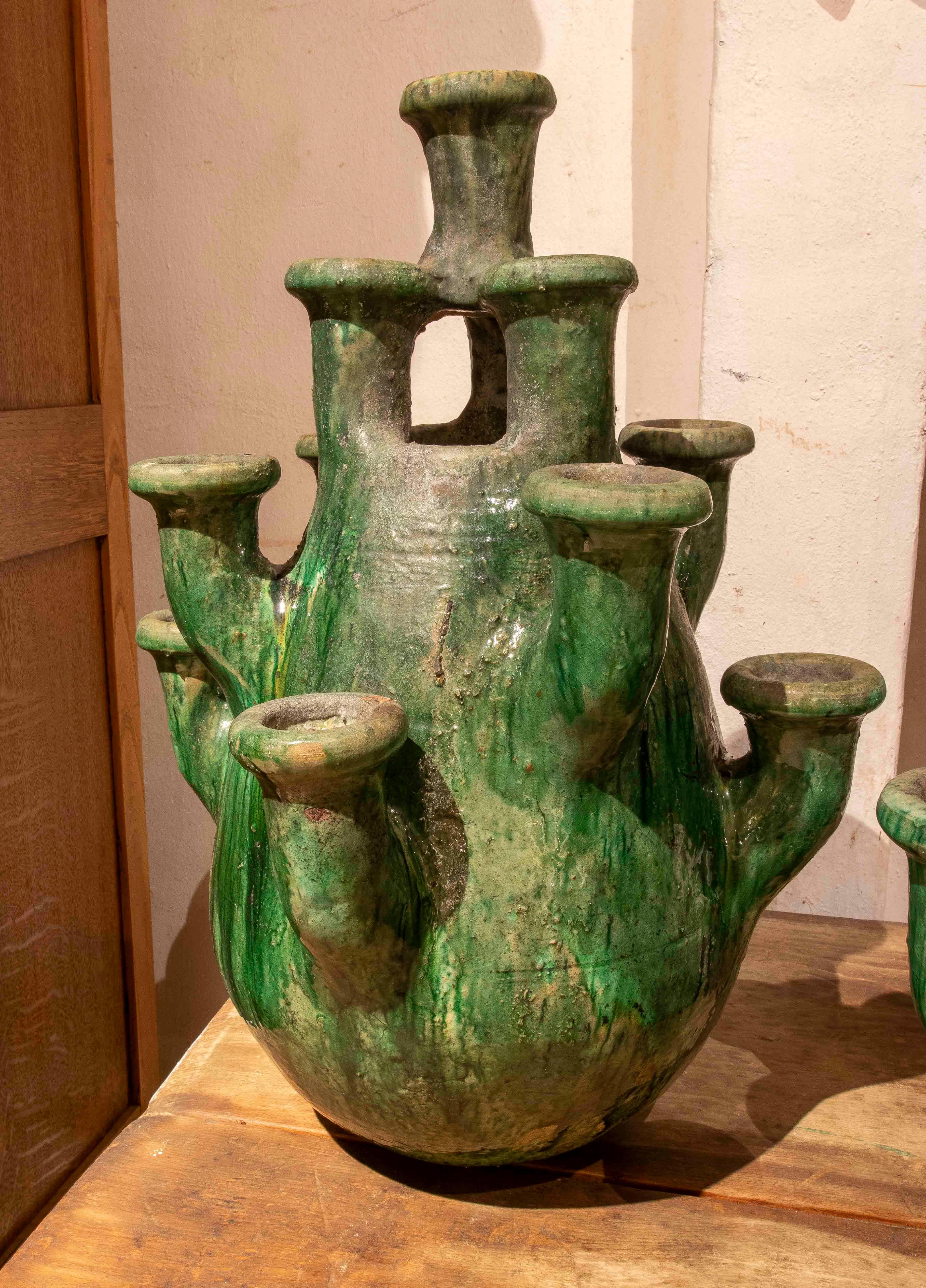 Pareja de jarrones esmaltados artesanales de los años 90 en tonos verdes en Bueno estado para la venta en Marbella, ES