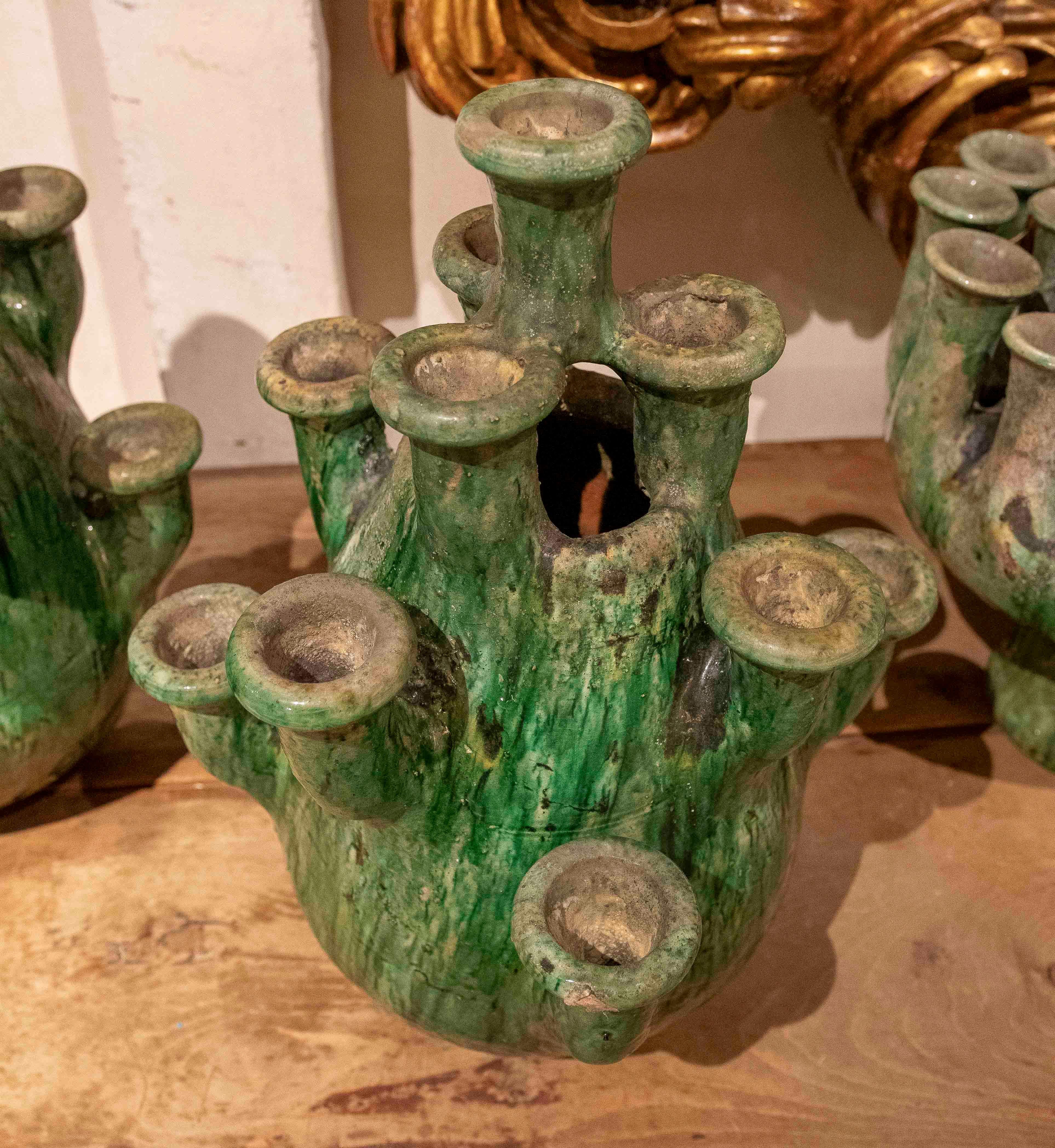 Pareja de jarrones esmaltados artesanales de los años 90 en tonos verdes siglo XX en venta